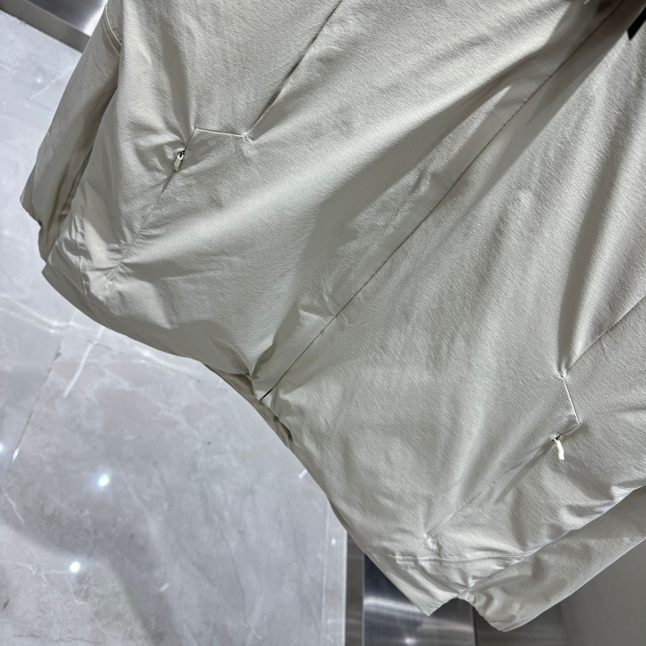 <p>DESCENTE 运动羽绒服(米白)</p>