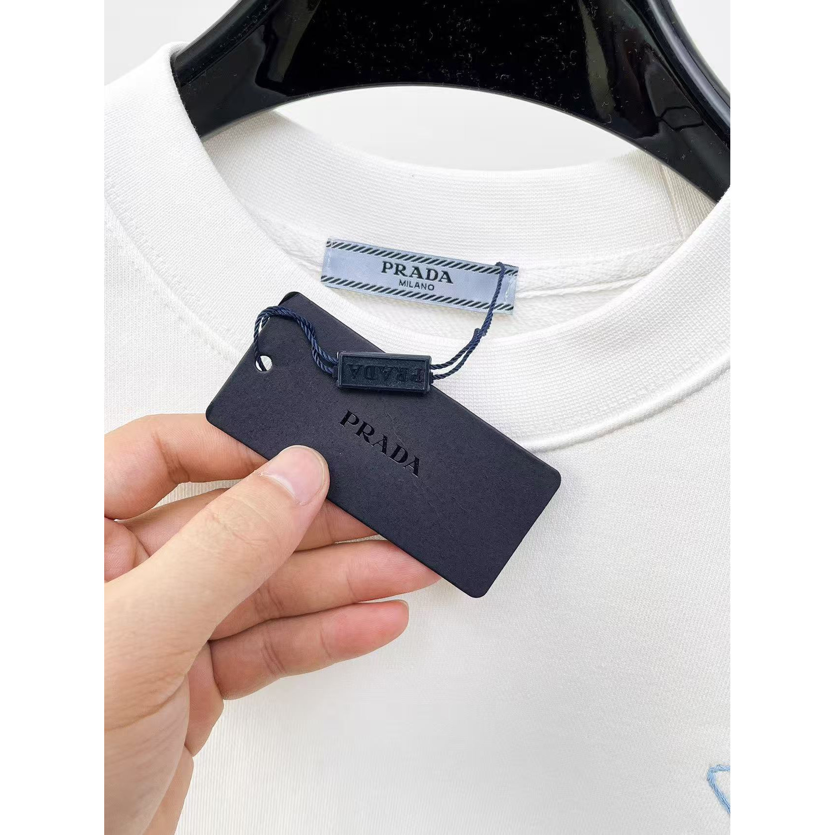 <p>PRADA&nbsp;圓領長袖T恤(白)</p>