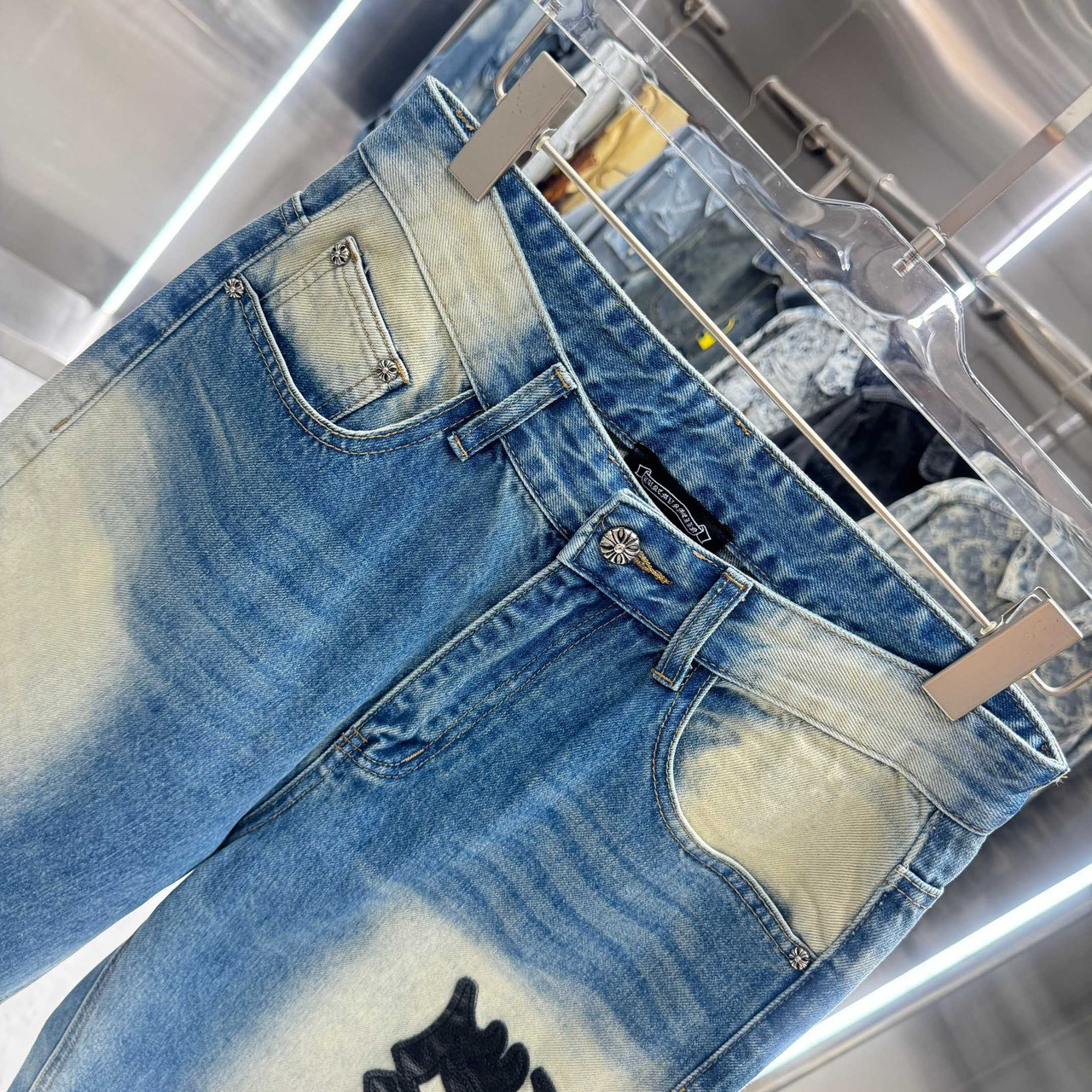 <p>CHROME HEARTS&nbsp;牛仔裤</p>