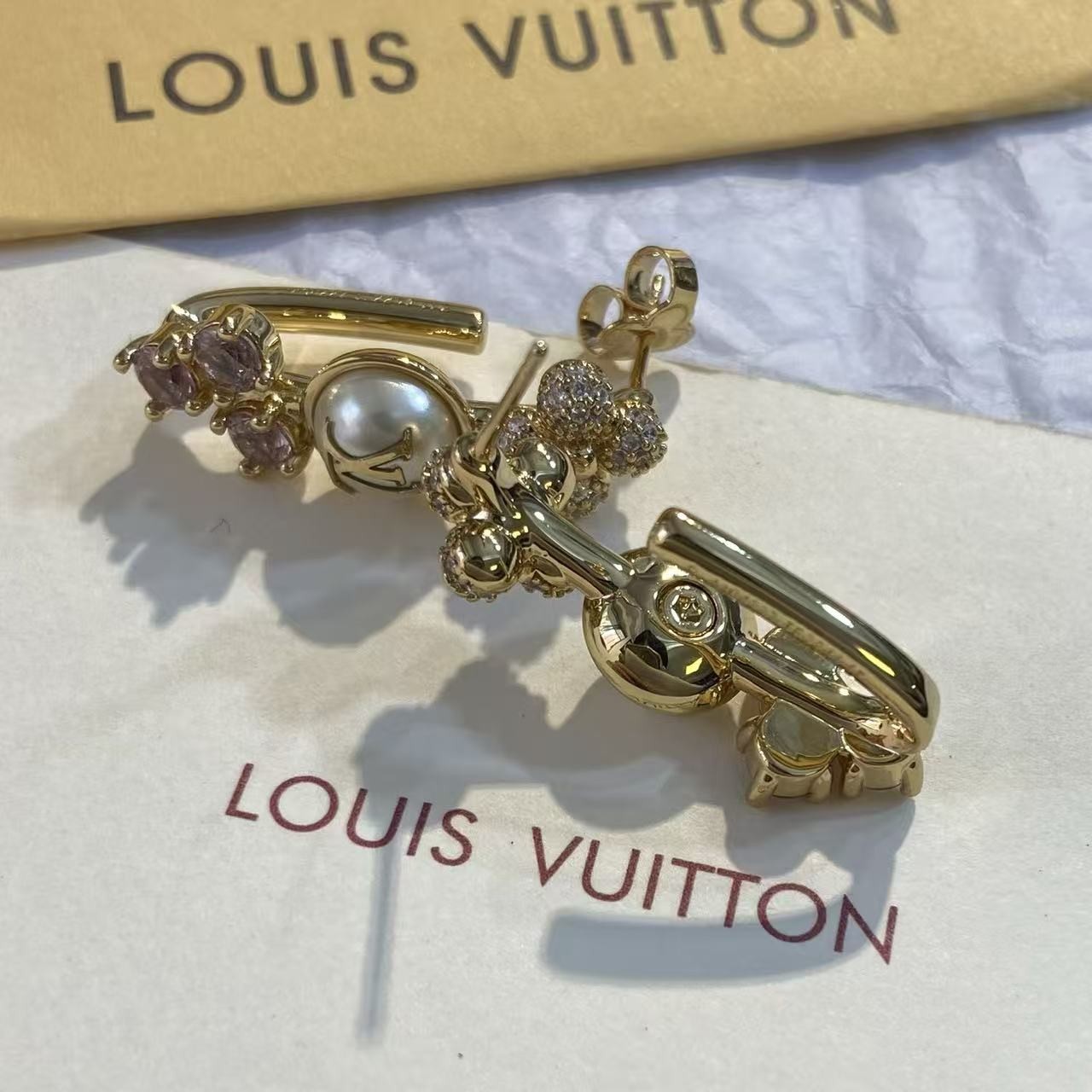 <p>LV 七夕限定花卉耳钉</p>