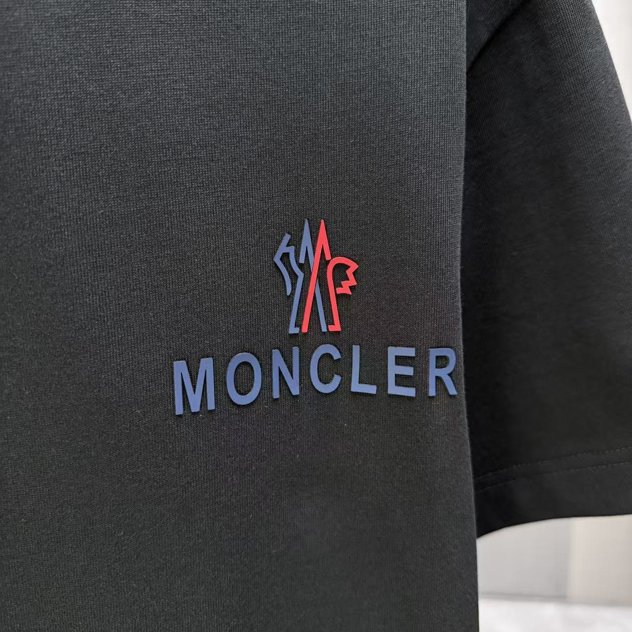 <p>Moncler 短袖T恤(黑)</p>
