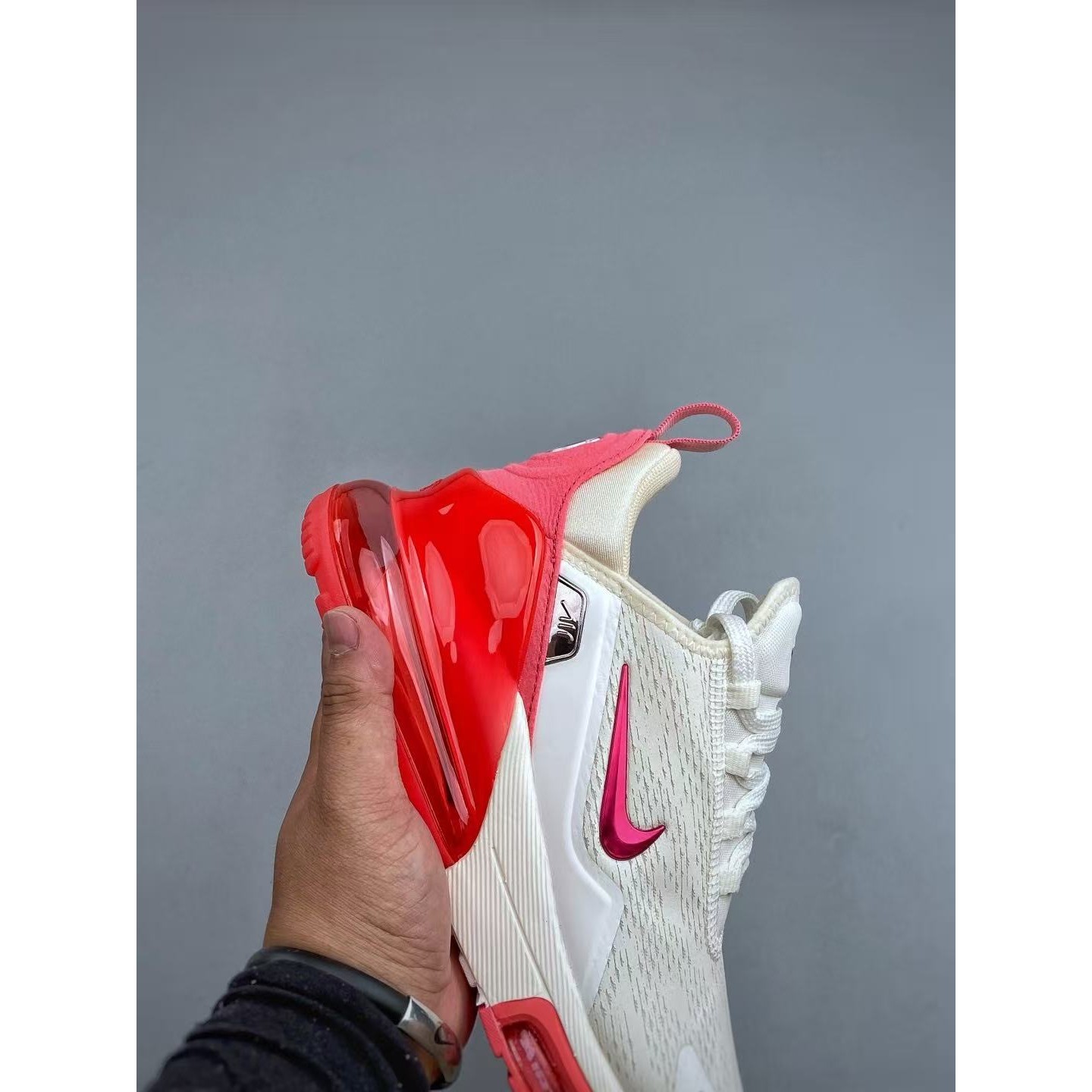 <p>Nike AIR MAX 270 气垫休闲跑鞋(白紅)</p>