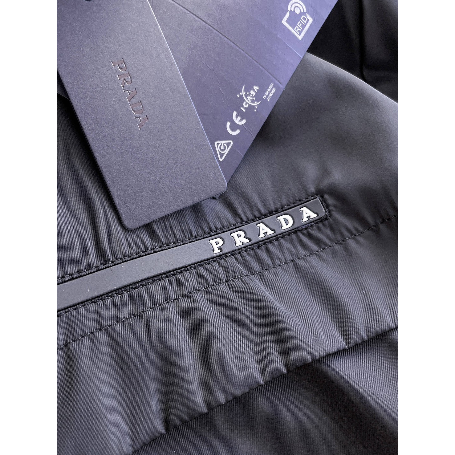 <p>PRADA&nbsp;男士夹克外套(黑)</p>
