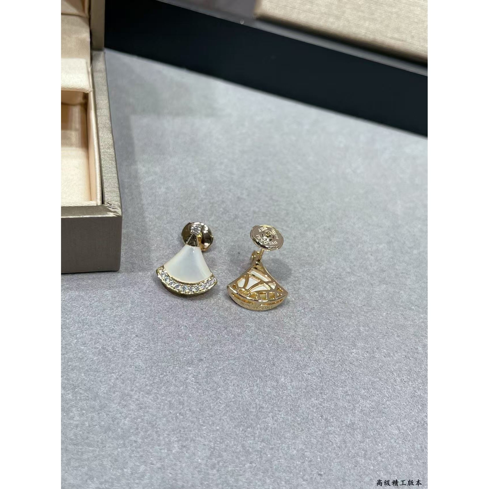<p>BVLGARI&nbsp;贝母下摆钻裙子耳钉</p>