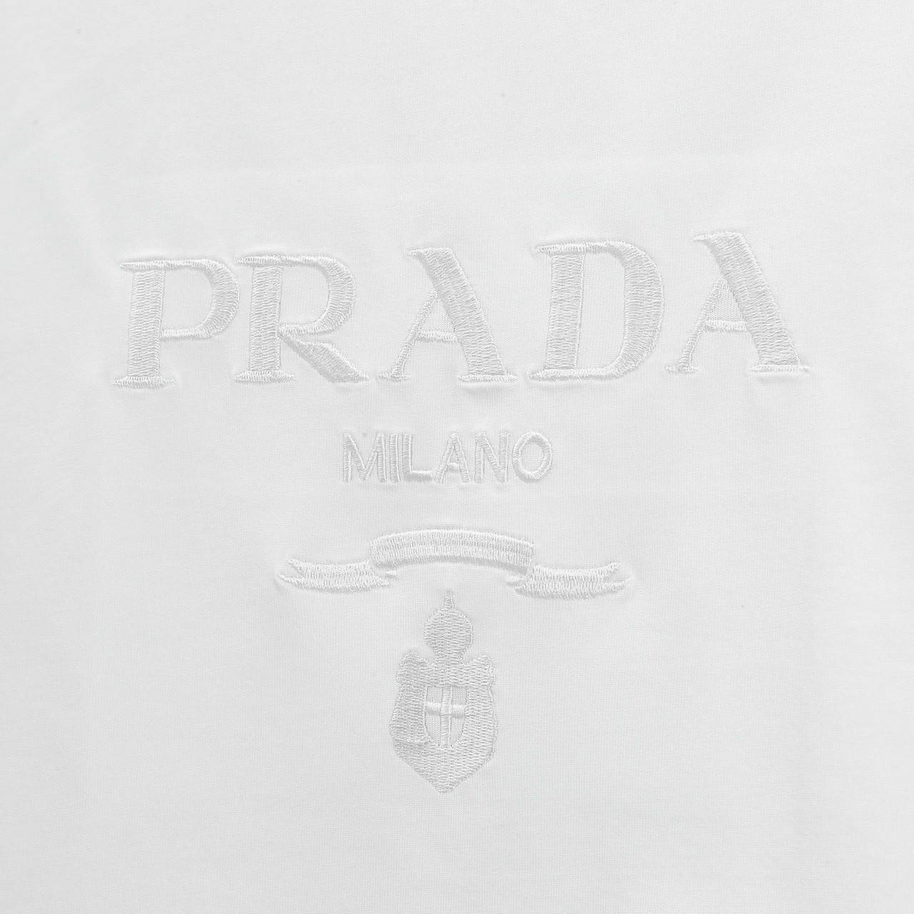 <p>PRADA Iogo绣花短袖T恤(白)</p>