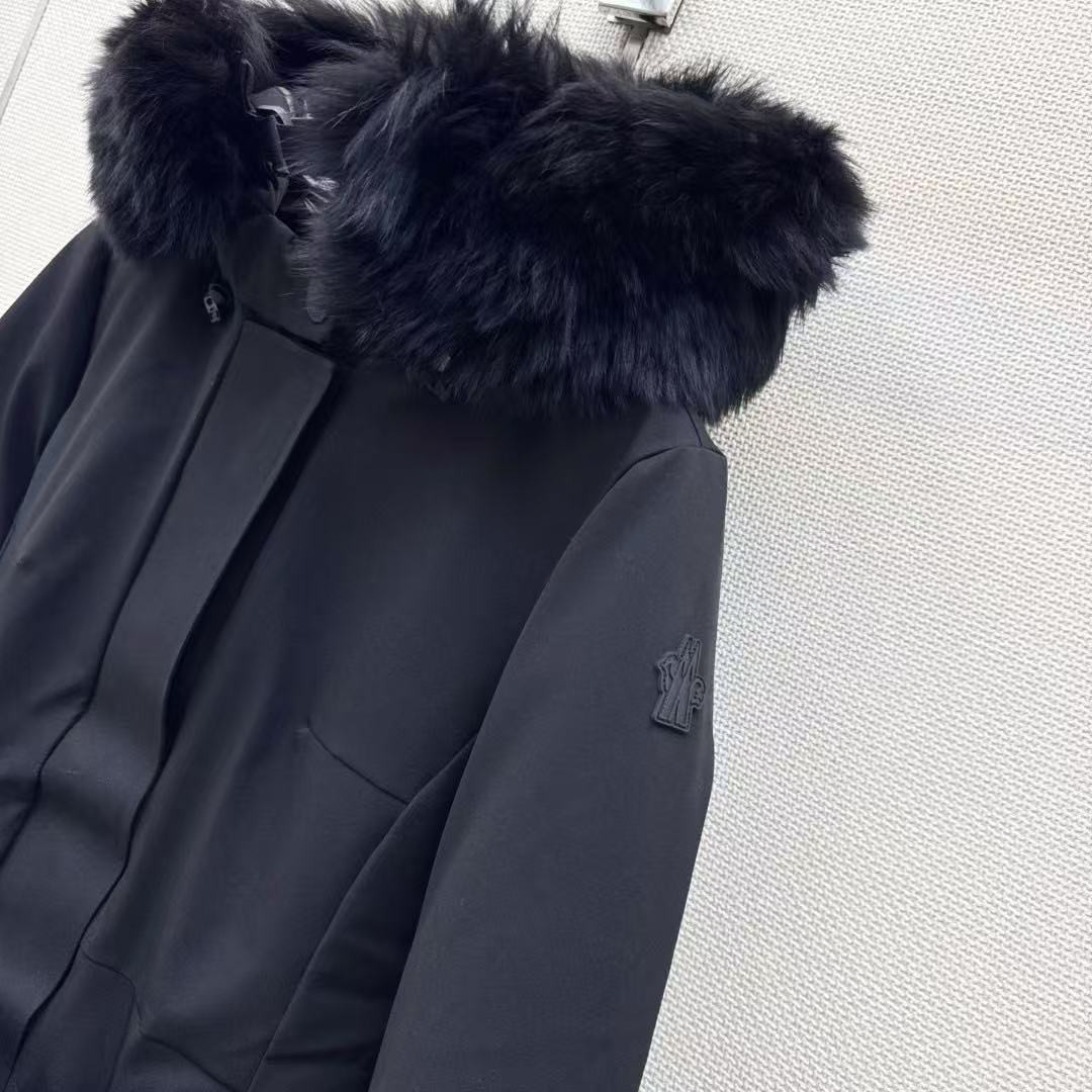 <p>MONCLER 经典Celac短款收腰羽绒滑雪服(藏青)</p>