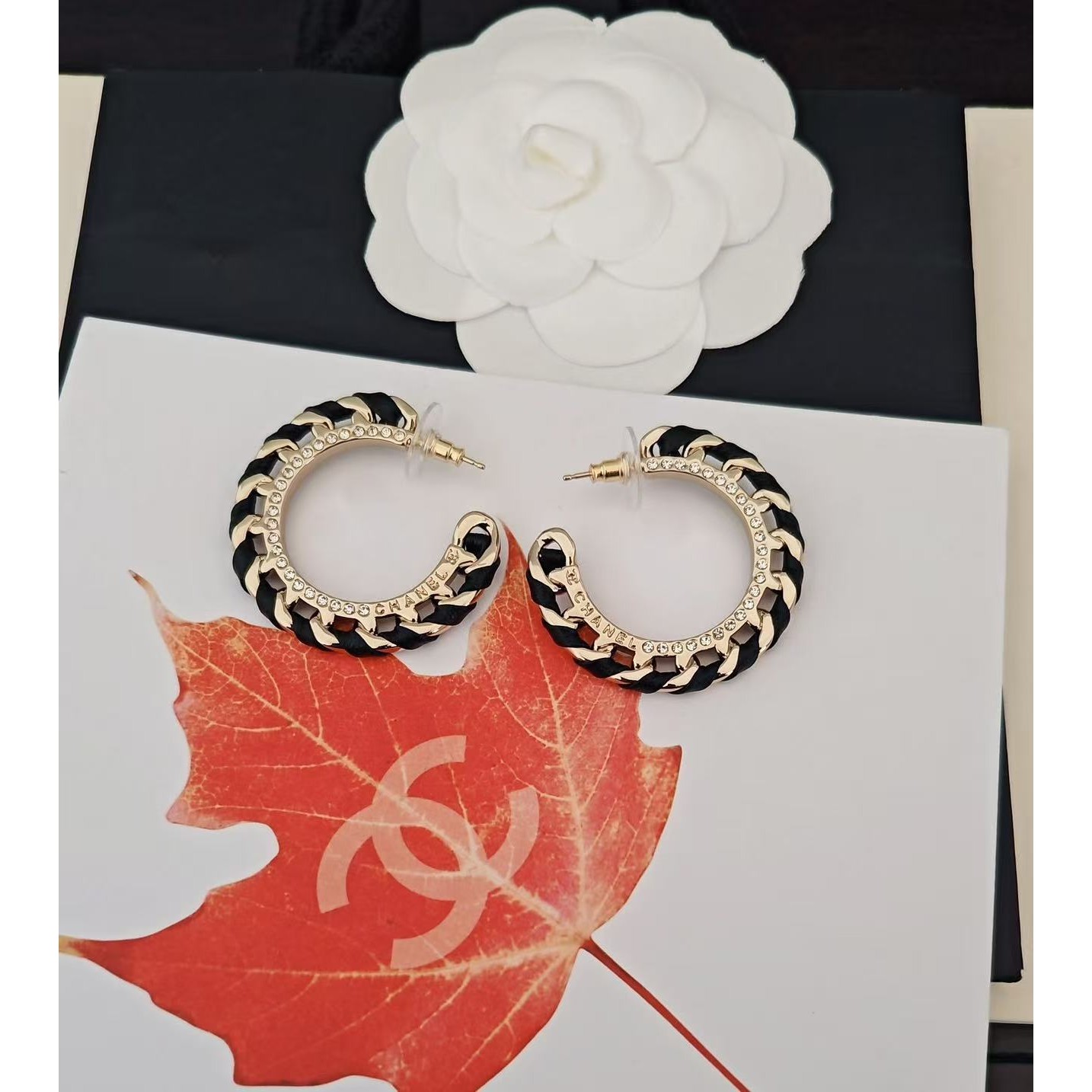 <p>CHANEL&nbsp;镂空圆形黑色皮耳钩</p>