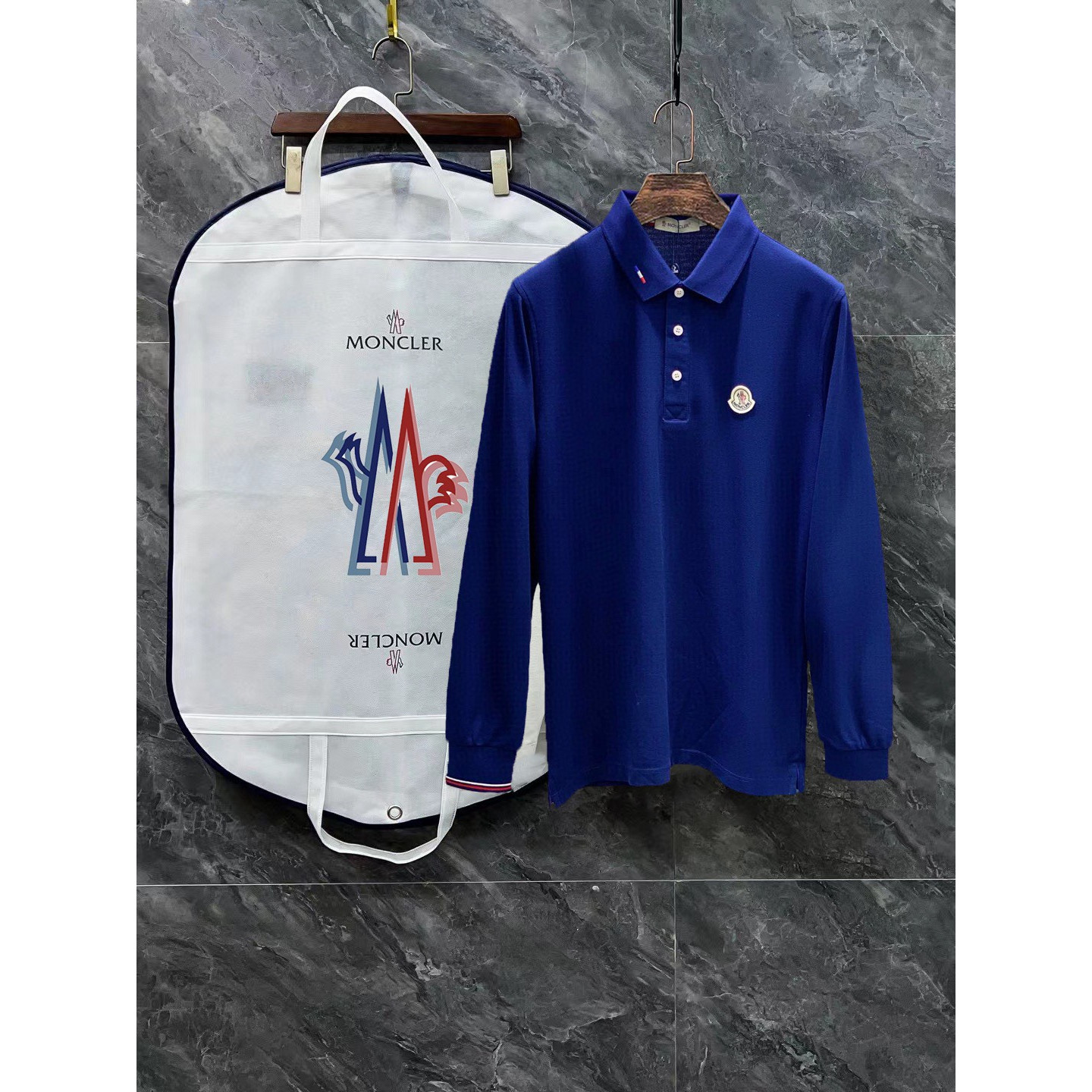 <p>MONCLER 立体徽标翻领长袖Polo衫(藍)</p>