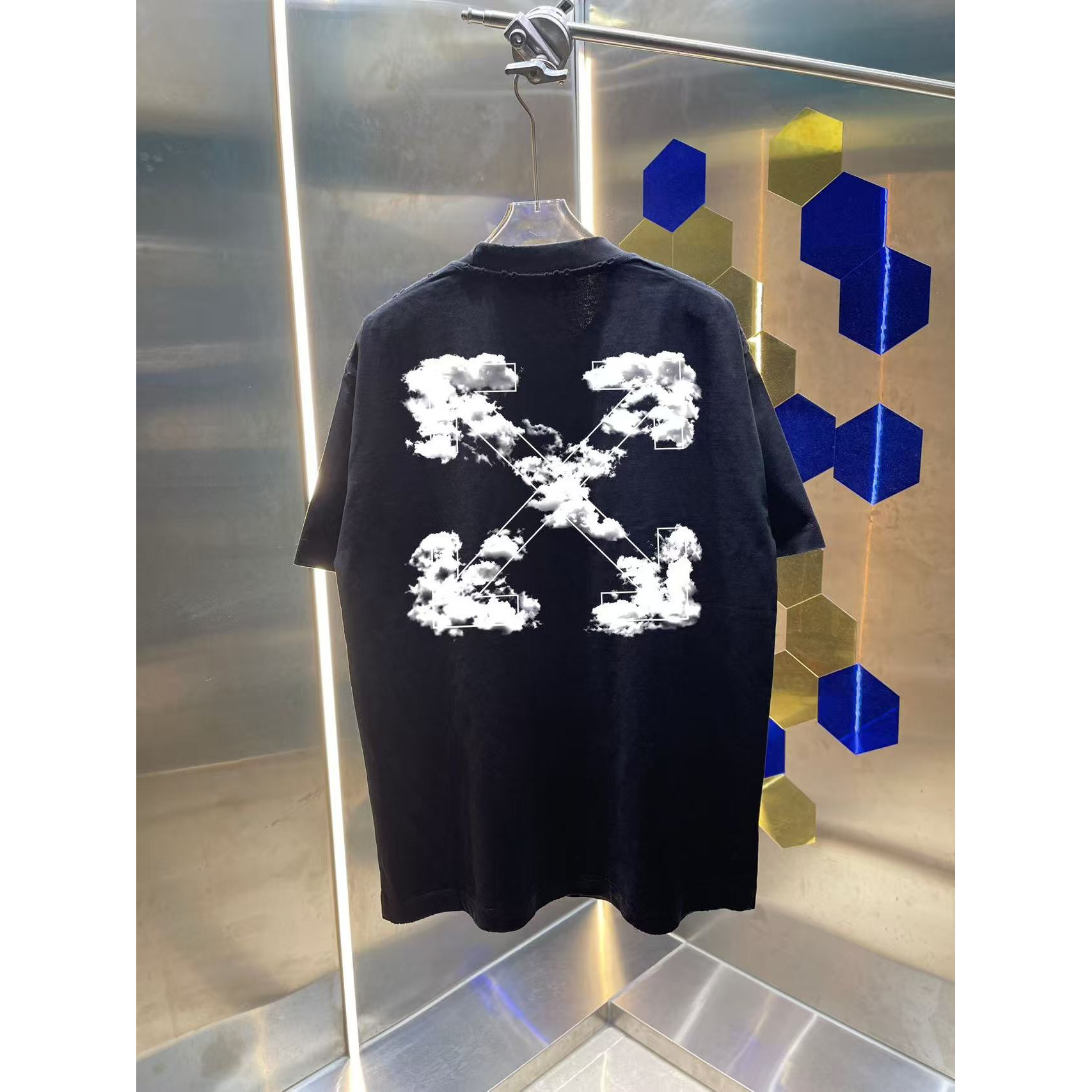 <p>OFF-white 洗水磨破短袖T恤(洗水黑)</p>