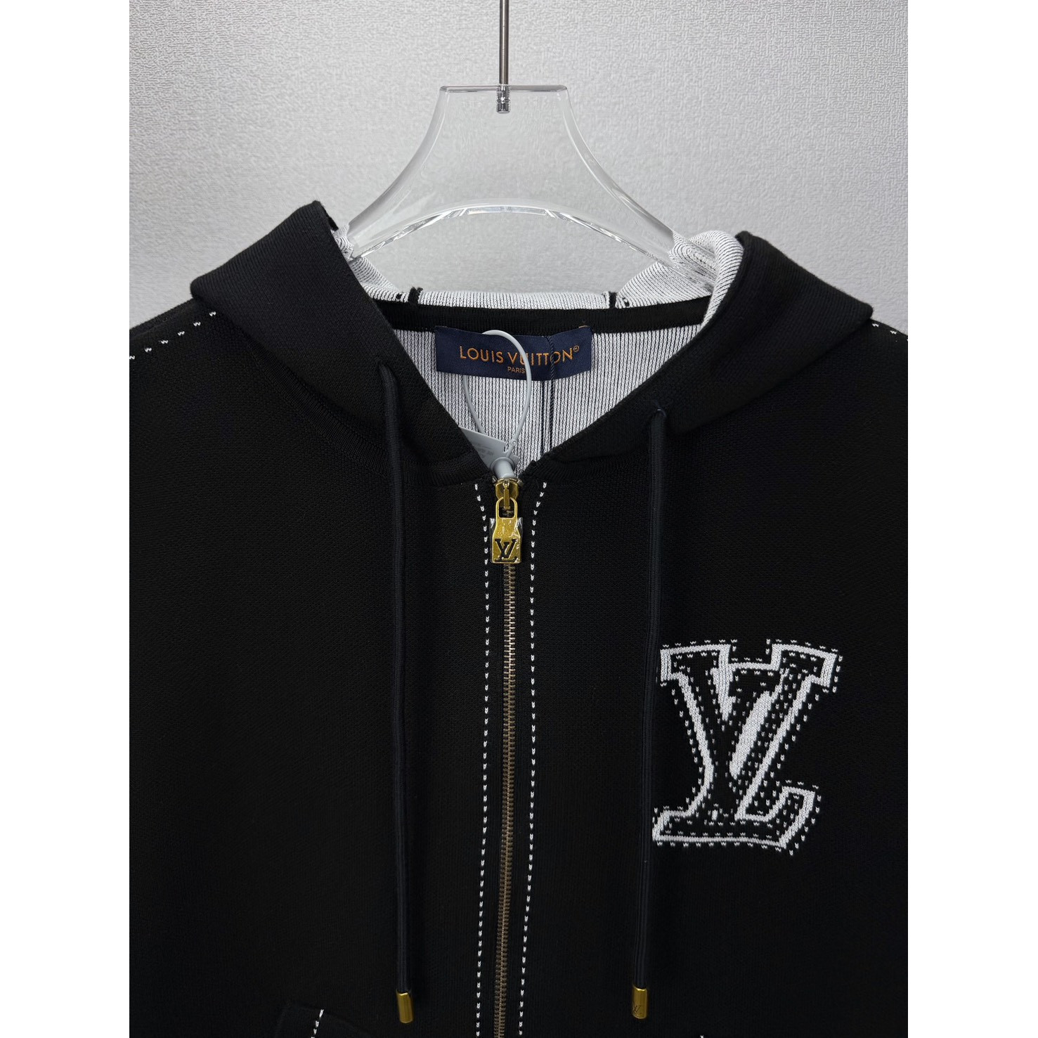 <p>LV&nbsp;嵌花提花logo情侣款连帽拉链针织毛衣外套(黑)</p>