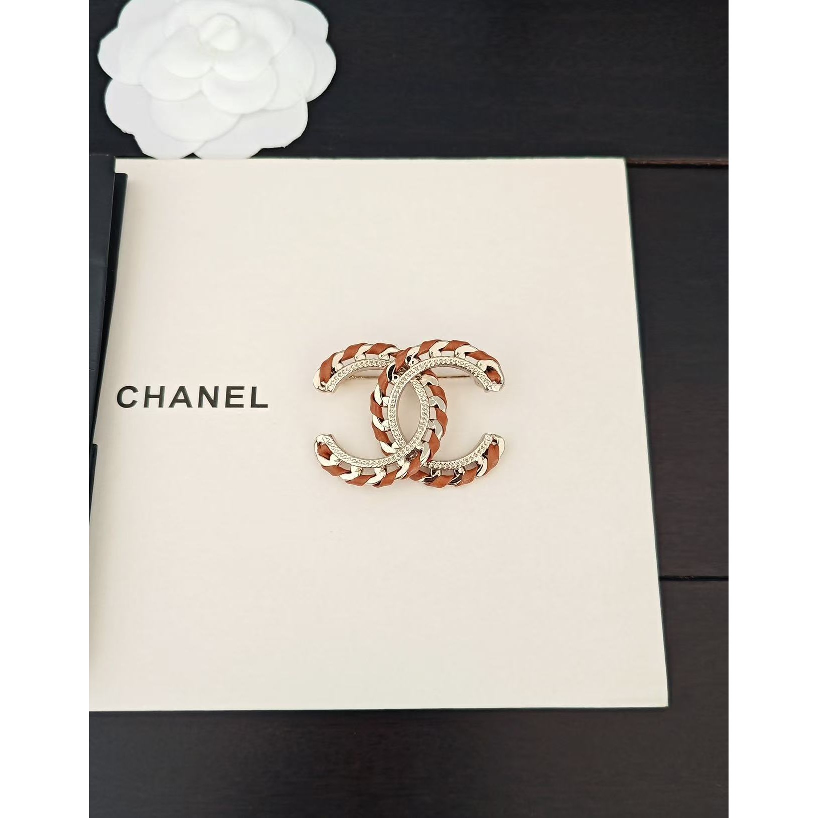 <p>CHANEL&nbsp;CHANEL&nbsp;镂空黑皮cc胸针</p>