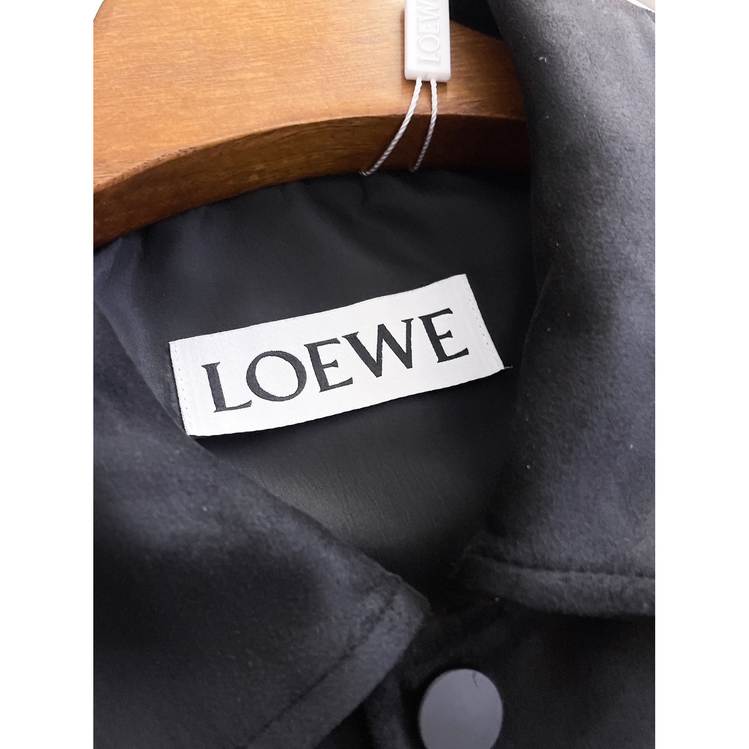 <p>LOEWE 男士夹克外套(黑)</p>