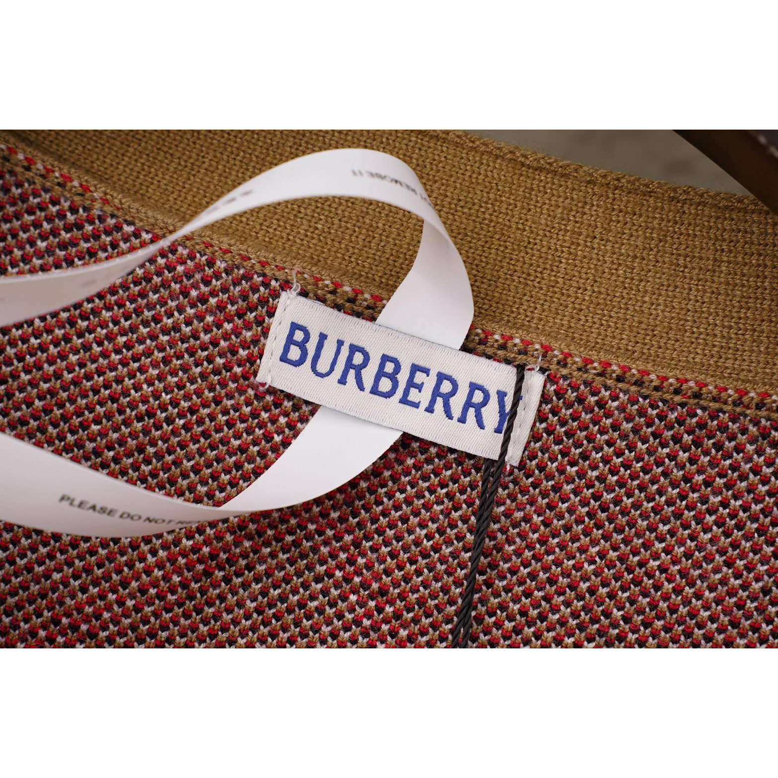 <p>BURBERRY 开衫毛衣(X27)</p>