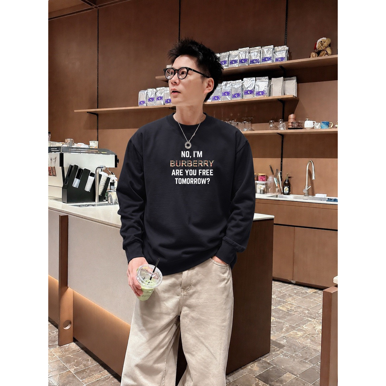 <p>BURBERRY 滴胶立体字母长袖(黑)</p>