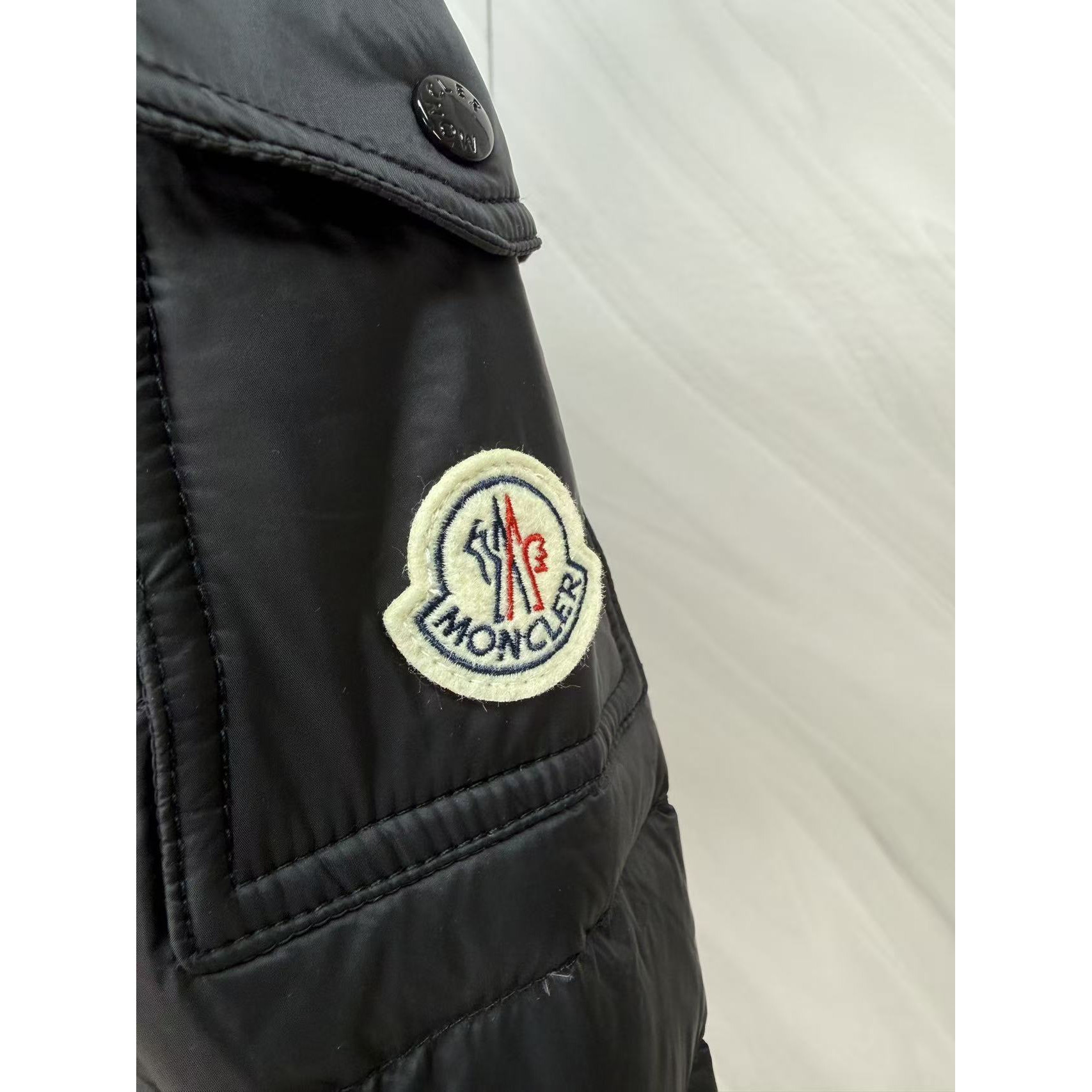 <p>Moncler Bles系列羽绒服(黑)</p>