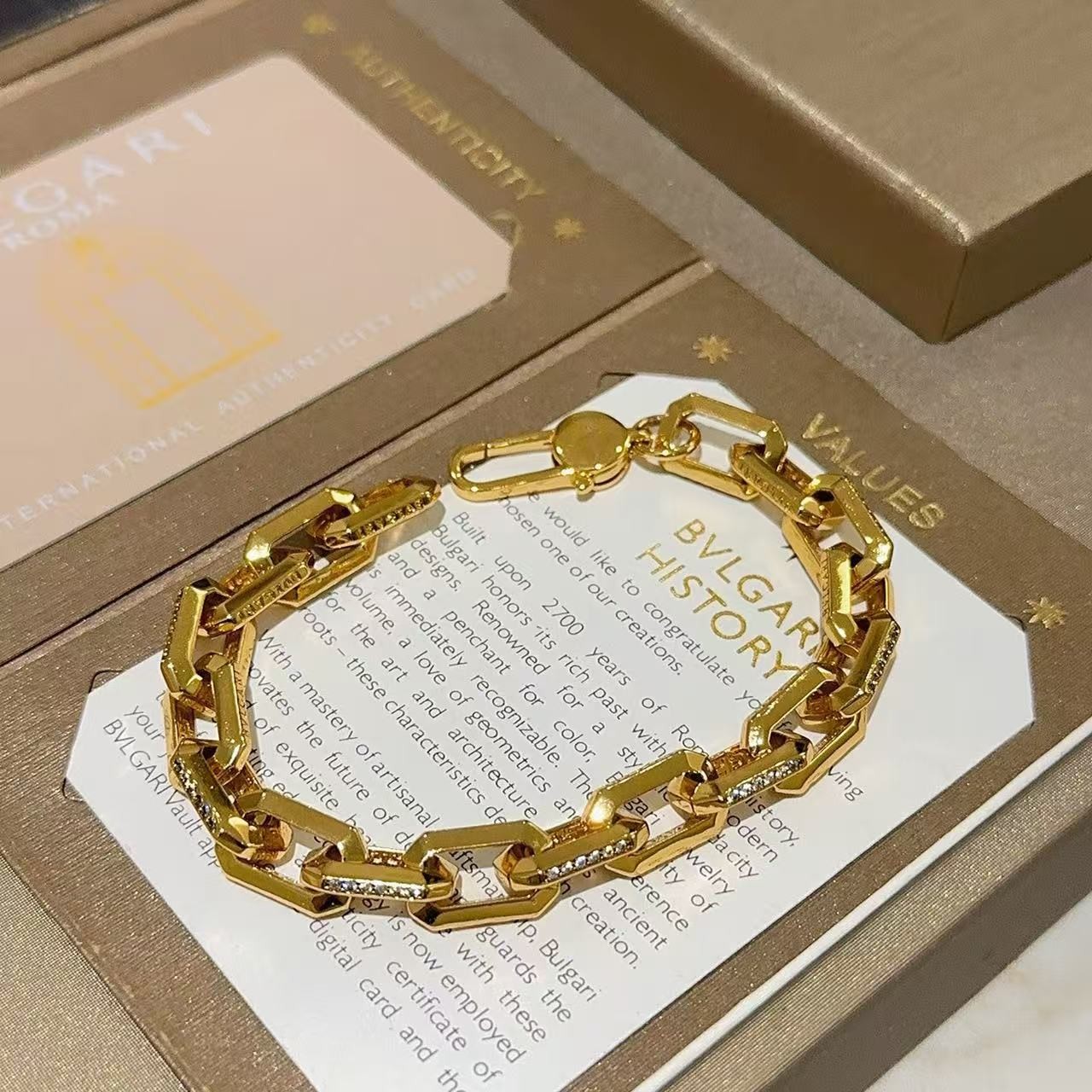 <p>BVLGARI&nbsp;手链</p>