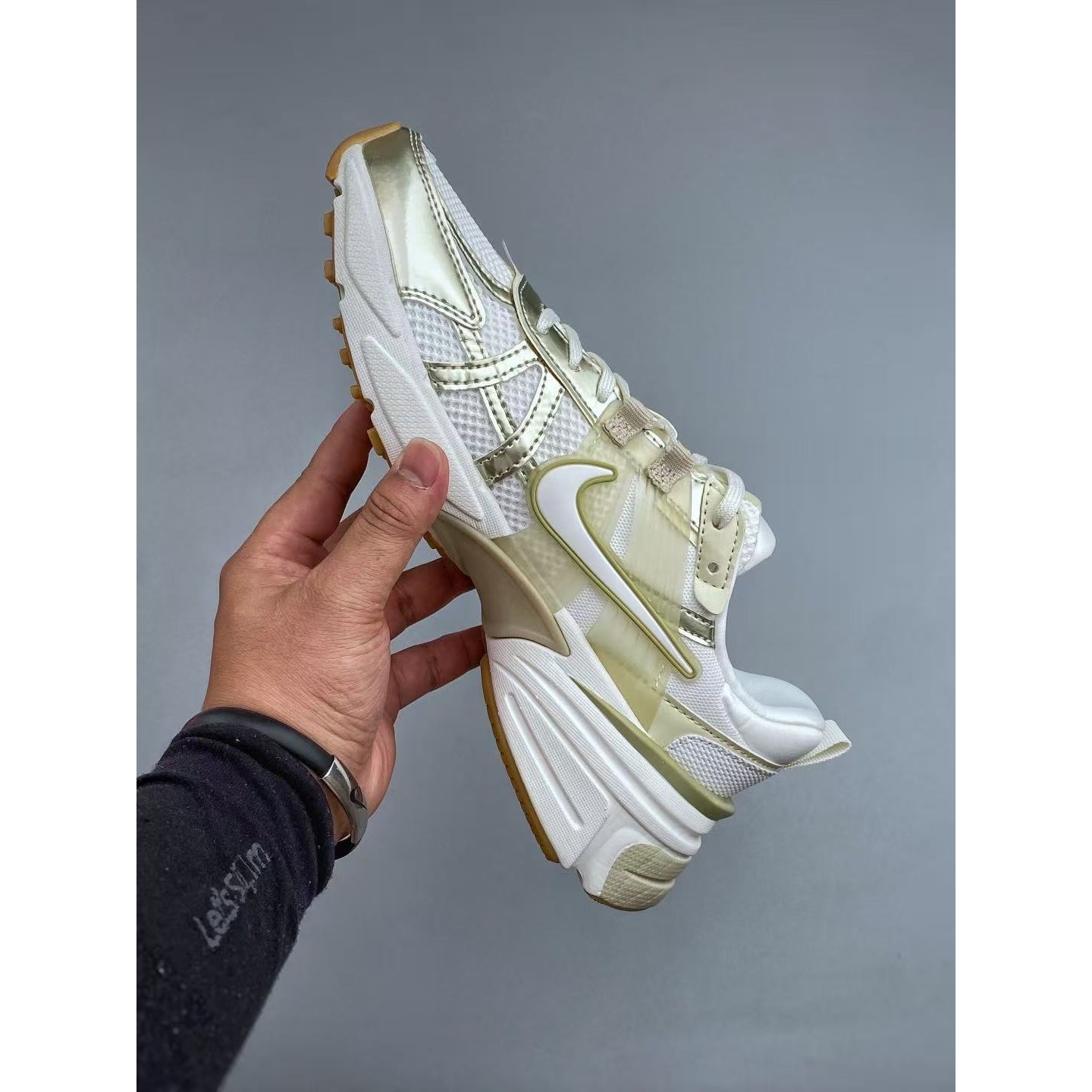 <p>Nike V2K Run 低帮跑步鞋(白色金色)</p>