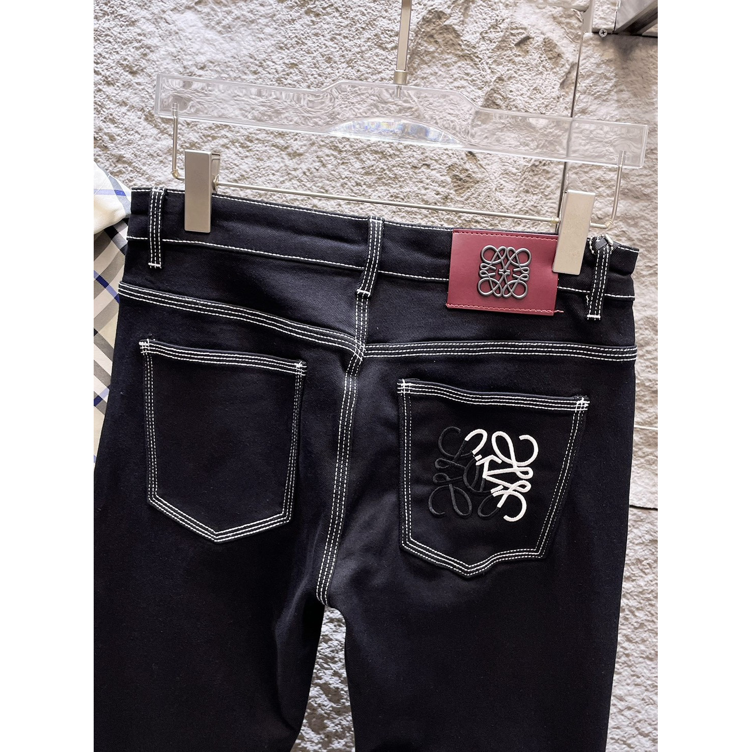 <p>LOEWE&nbsp;高端牛仔裤(黑)</p>