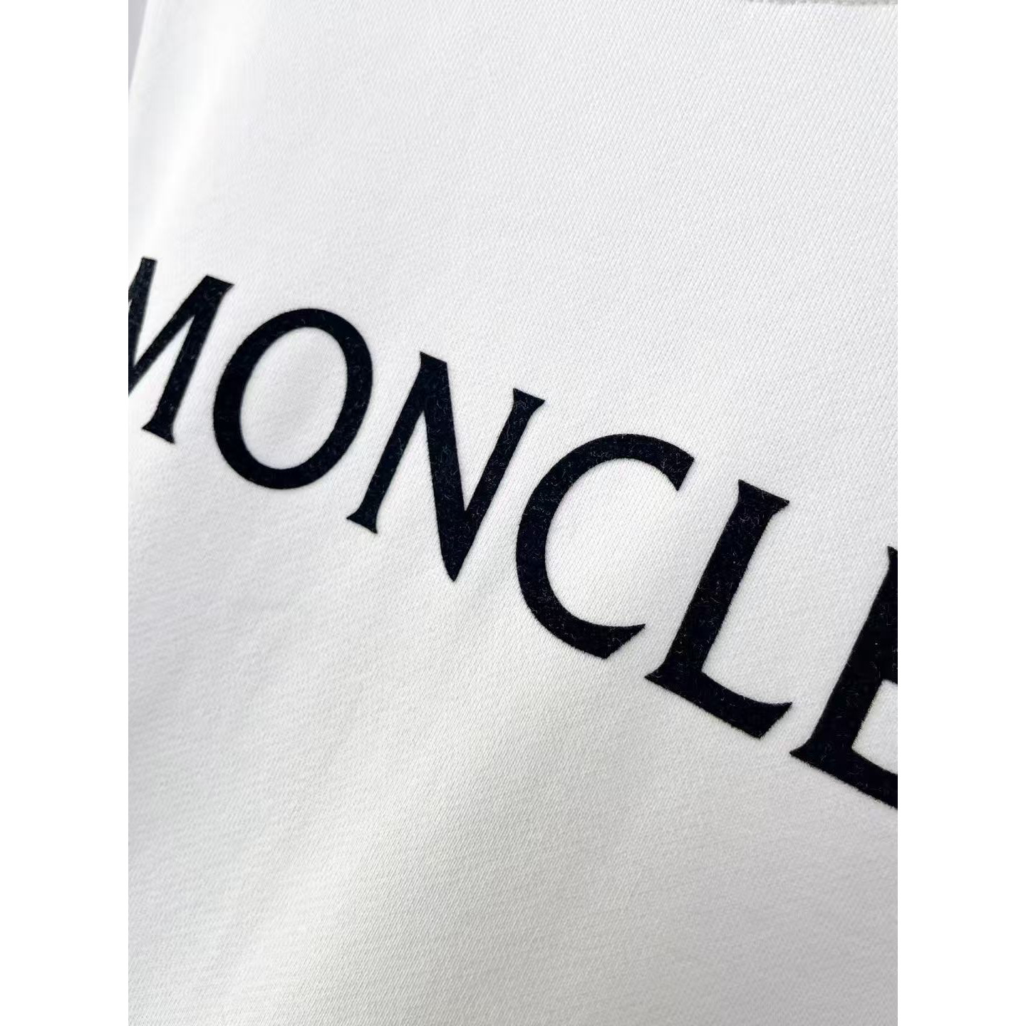 <p>MONCLER 圆领卫衣(白)</p>
