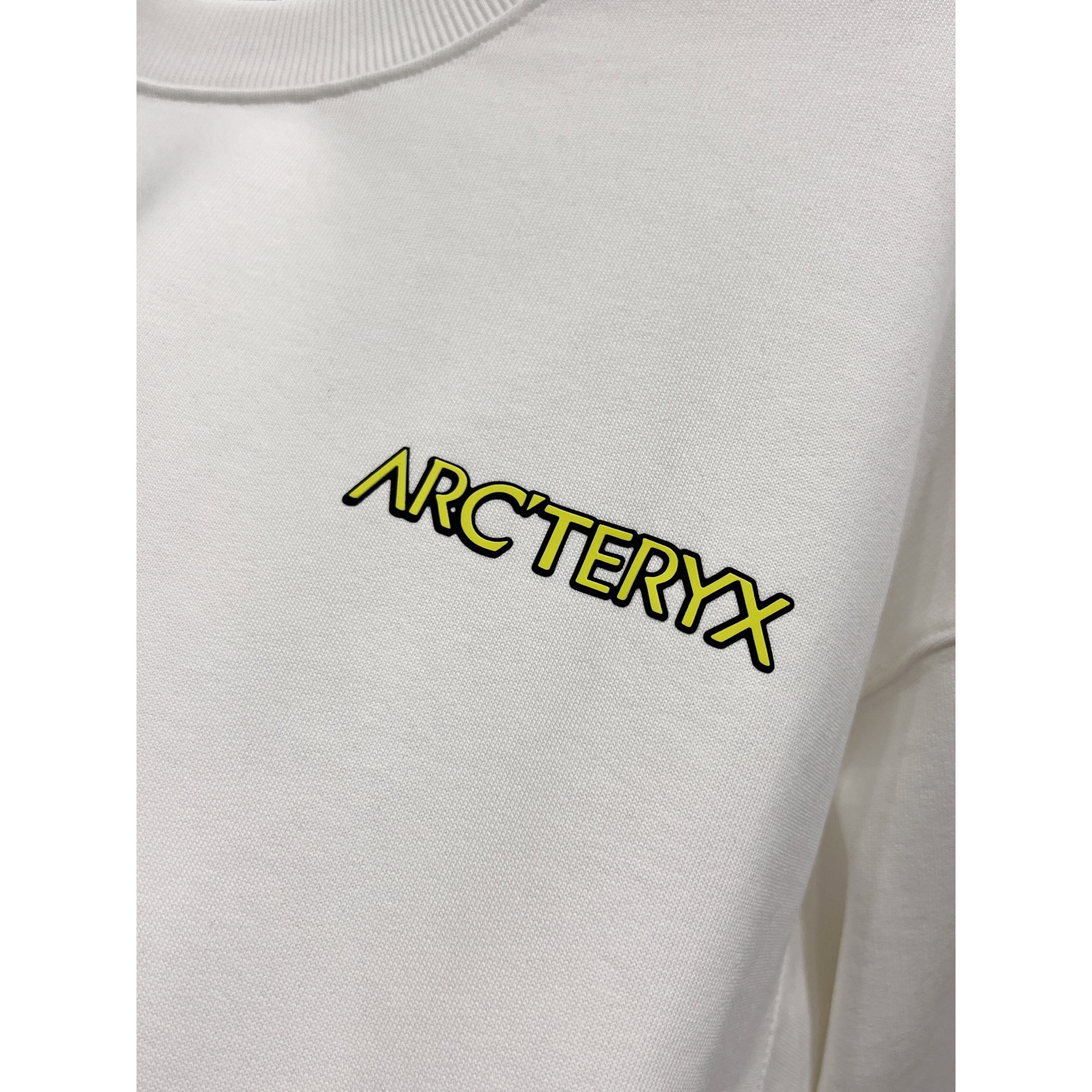 <p>Arc'teryx 圆领长袖卫衣(白)</p>