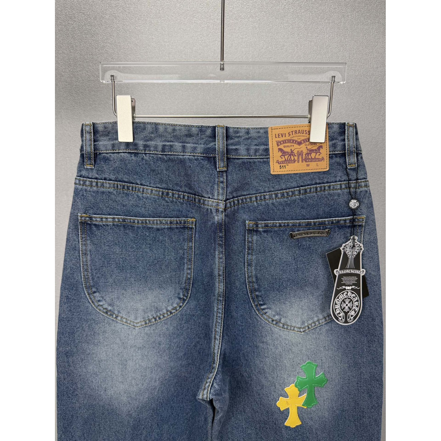 <p>CHROME HEARTS 红黄绿十字架牛仔裤</p>