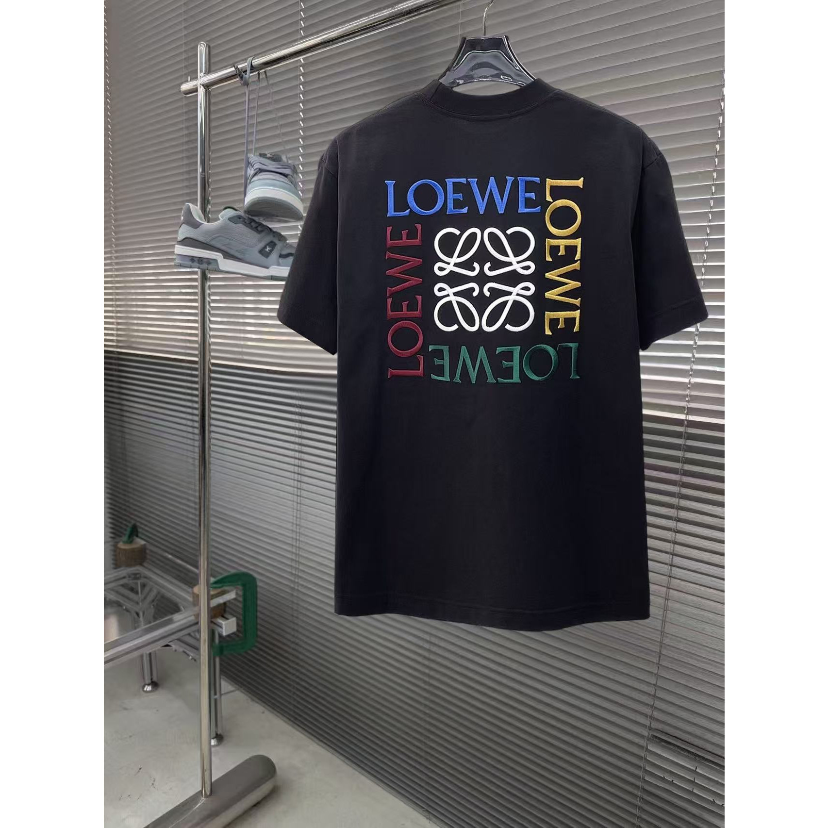 <p>LOEWE&nbsp;专柜新款短袖T恤(黑)</p>