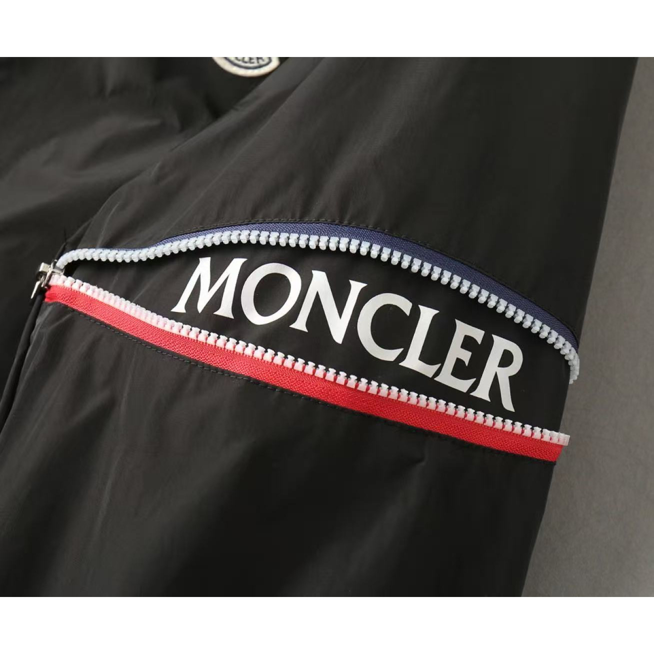 <p>MONCLER&nbsp;男士夹克外套(黑)</p>