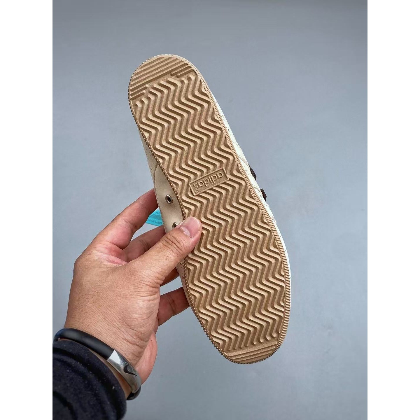 <p>Adidas 玛丽珍鞋(卡其)</p>