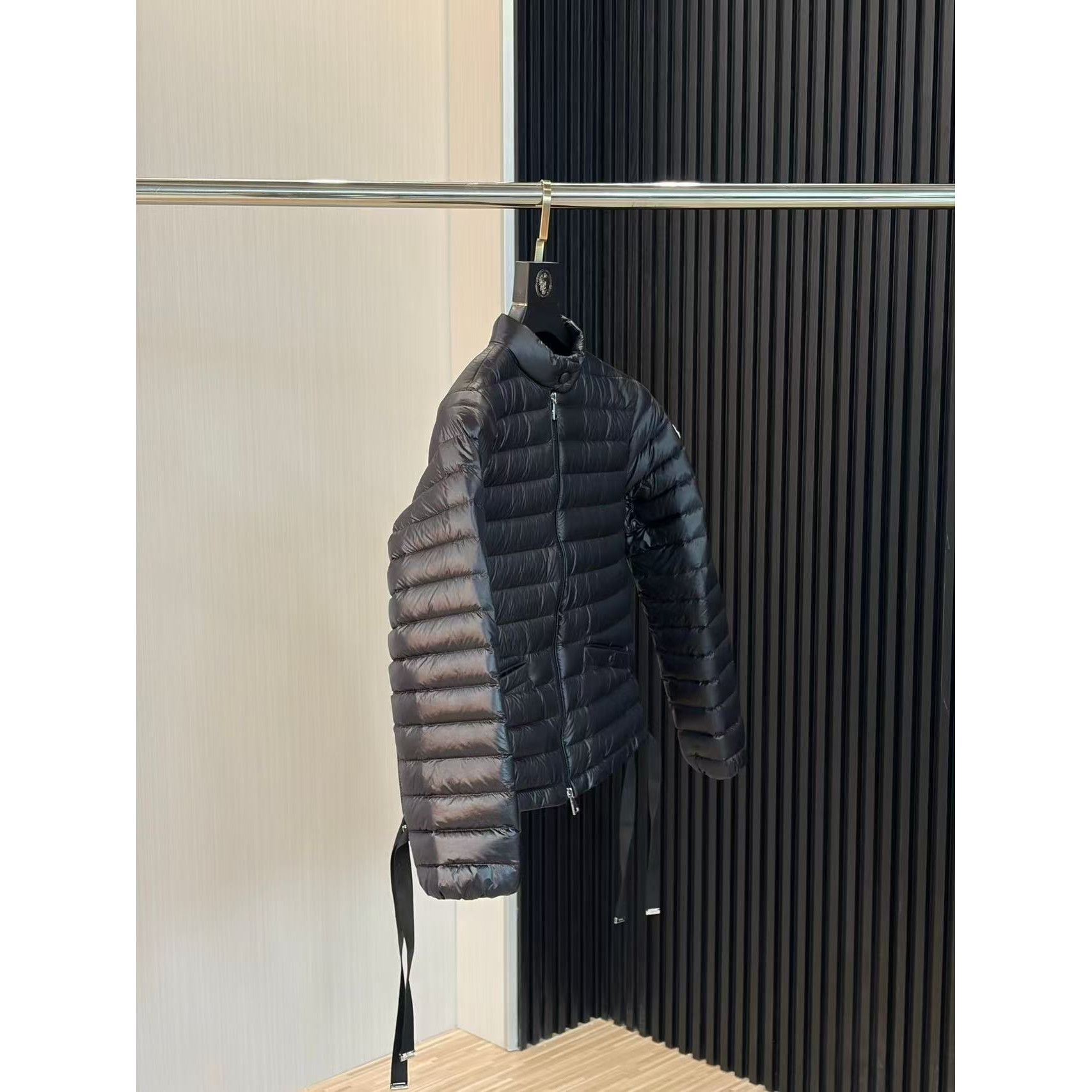 <p>MONCLER Aza系列羽绒服(黑)</p>