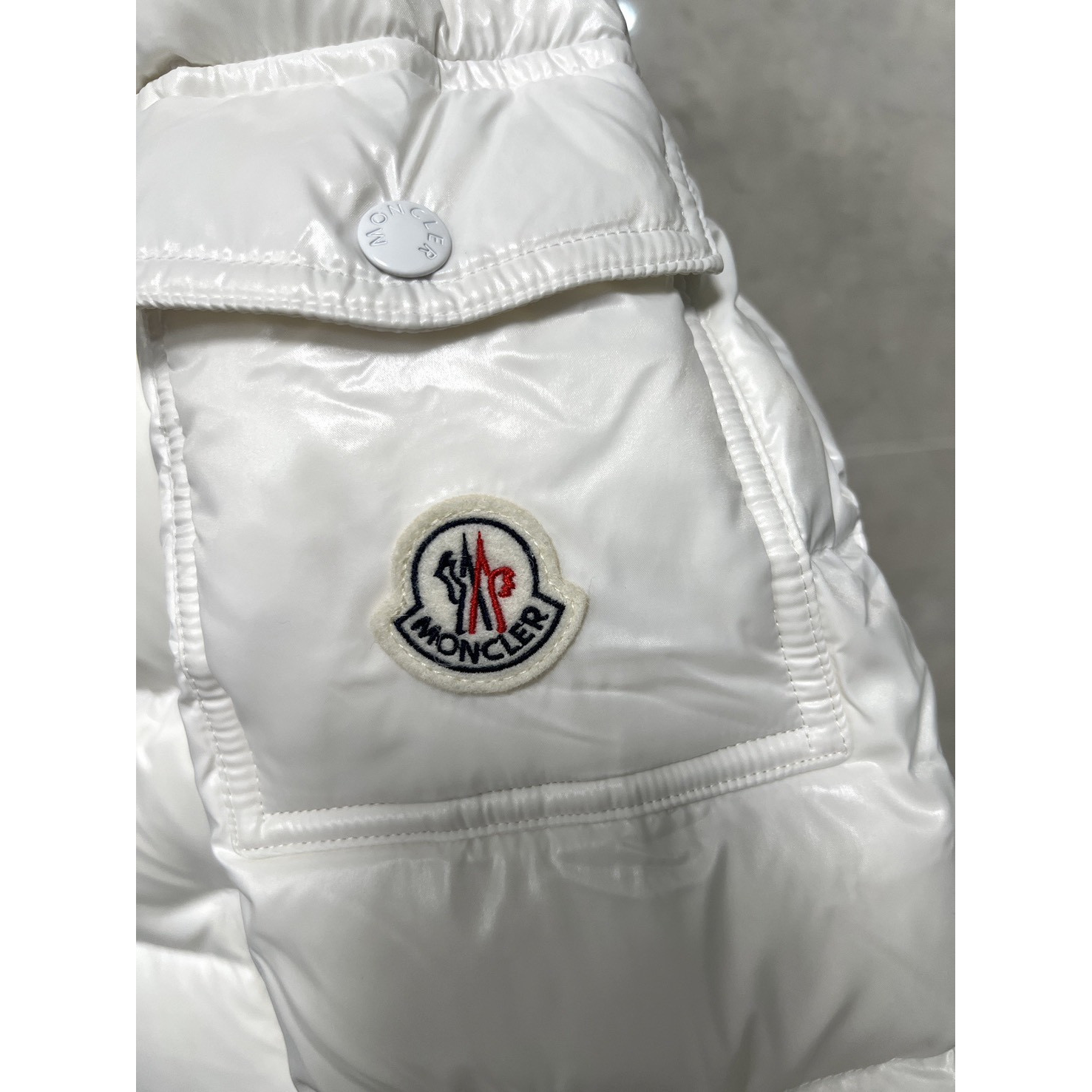 <p>Moncler 羽绒服 (白)</p>