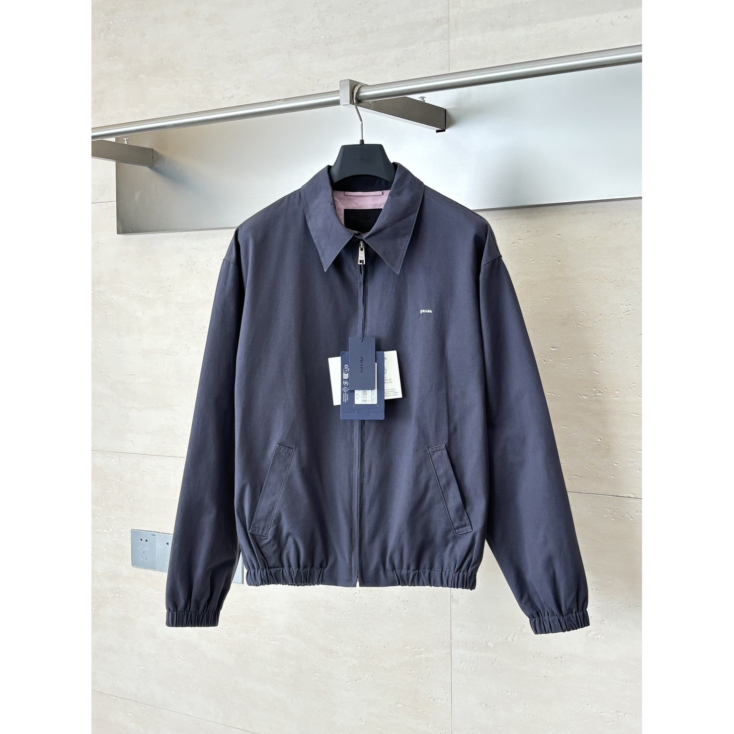 <p>PRADA&nbsp;典哈林顿英伦风绅士棉质夹克外套</p>