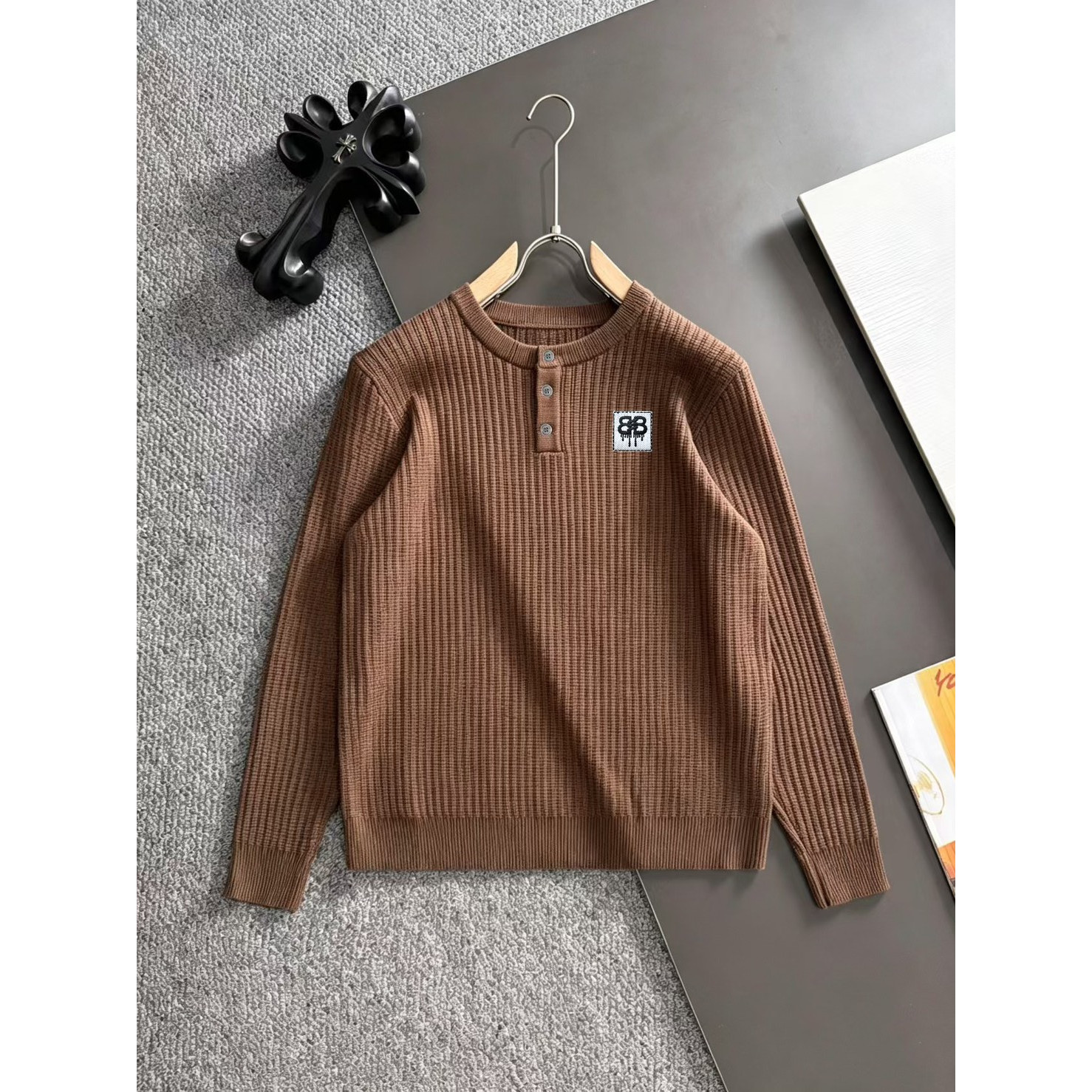<p>Balenciaga&nbsp;高品质男士毛衣(棕)</p>