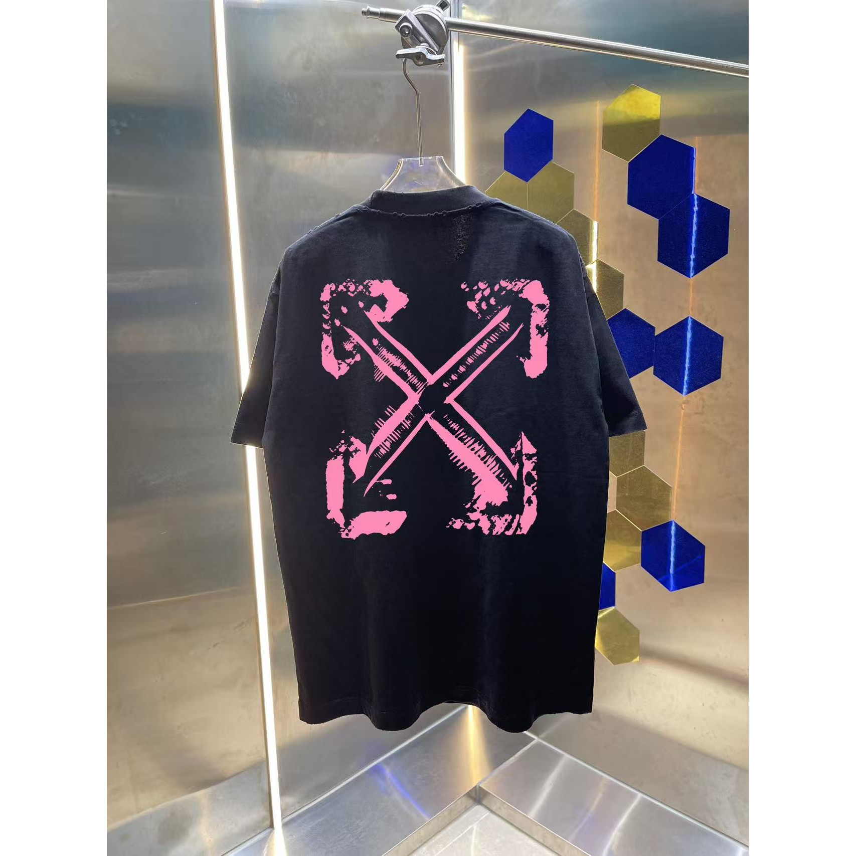 <p>OFF-white 洗水磨破短袖T恤(洗水黑)</p>