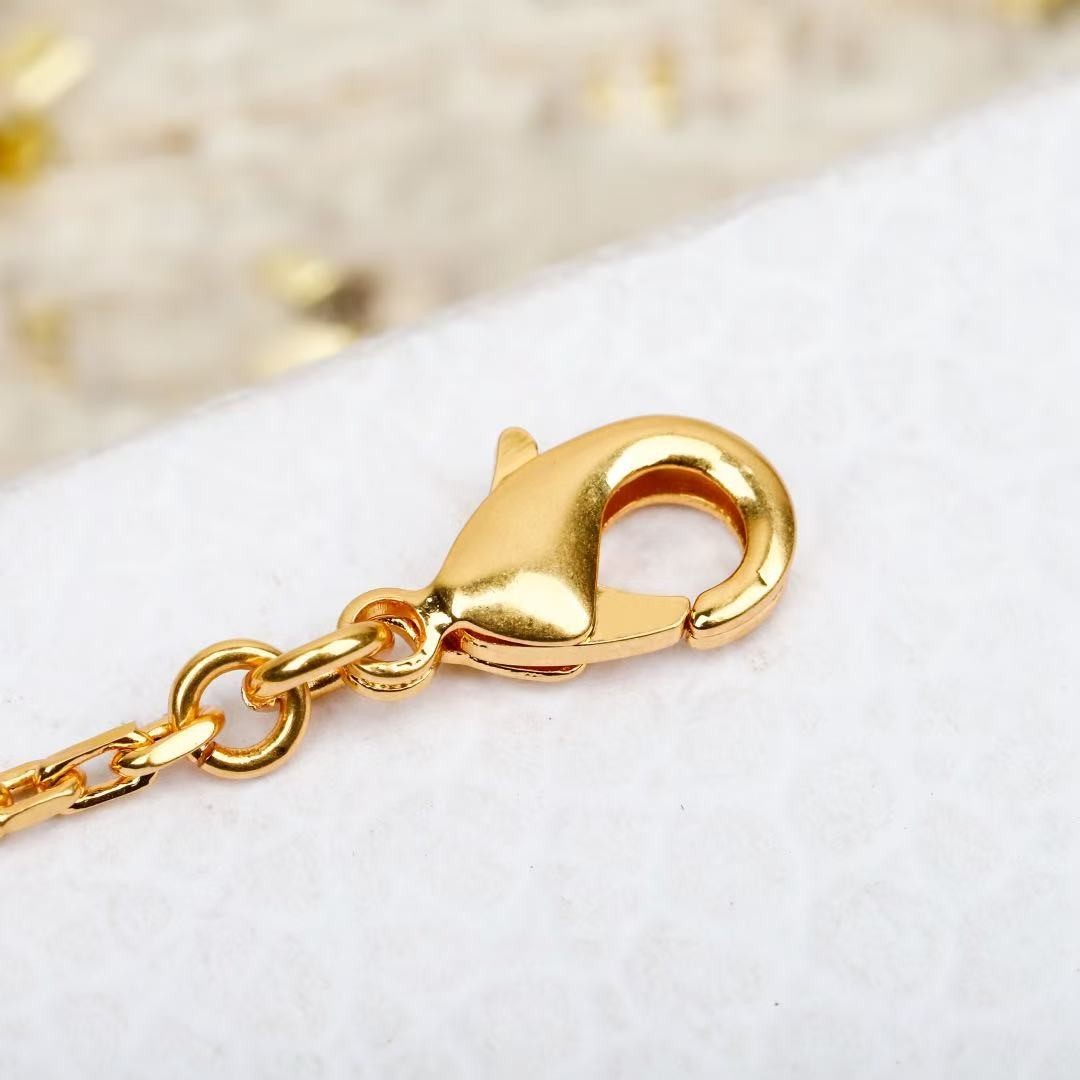 <p>DIOR&nbsp;五角星CD手链</p>