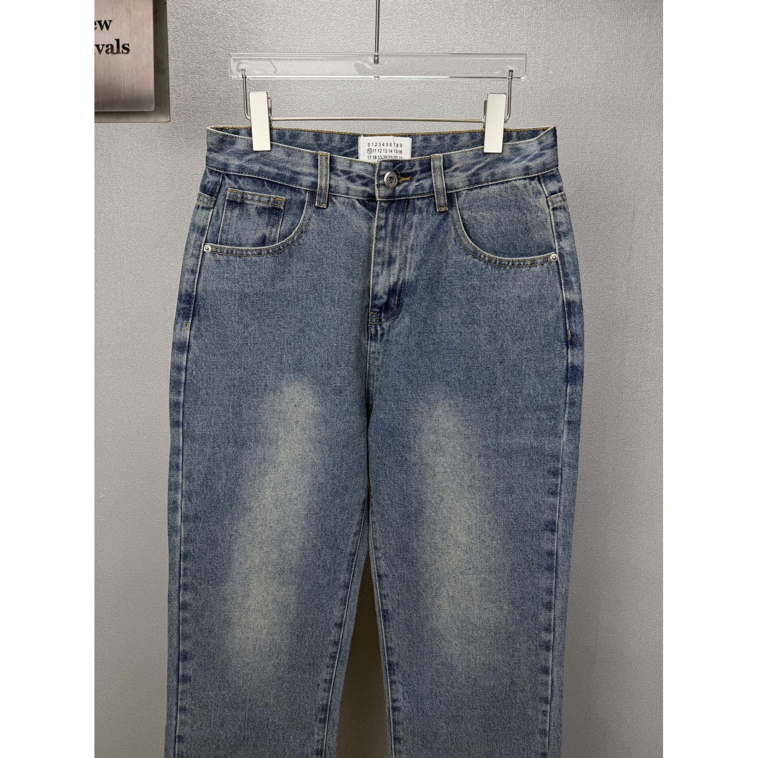 <p>Maison Margiela 口袋绿色数字🔢印花情侣款水洗宽松牛仔裤 (藍)</p>