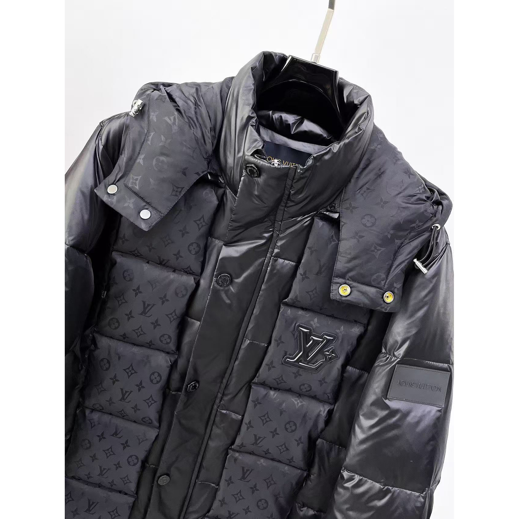<p>LV 官网款新款羽绒服(黑)</p>