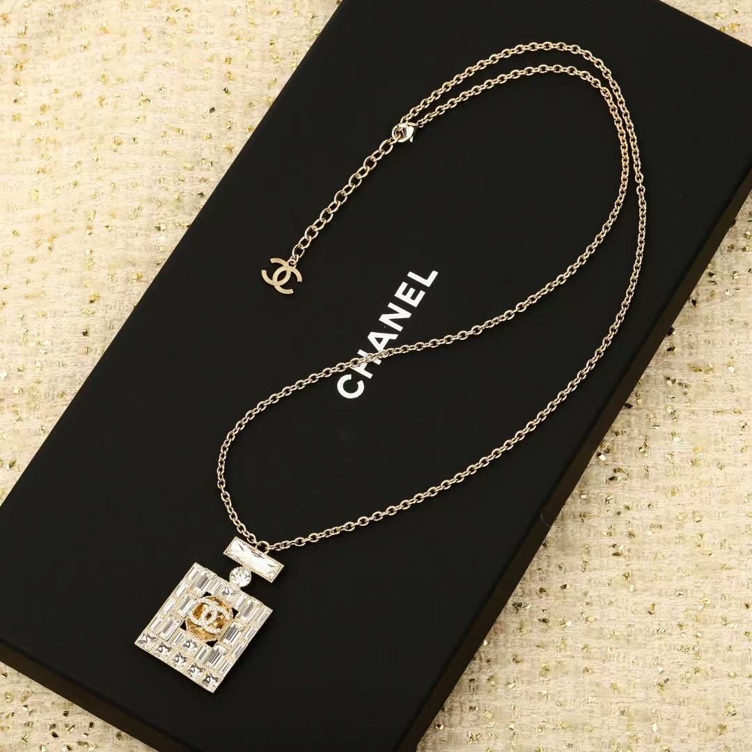 <p>CHANEL&nbsp;香水瓶水钻项链</p>