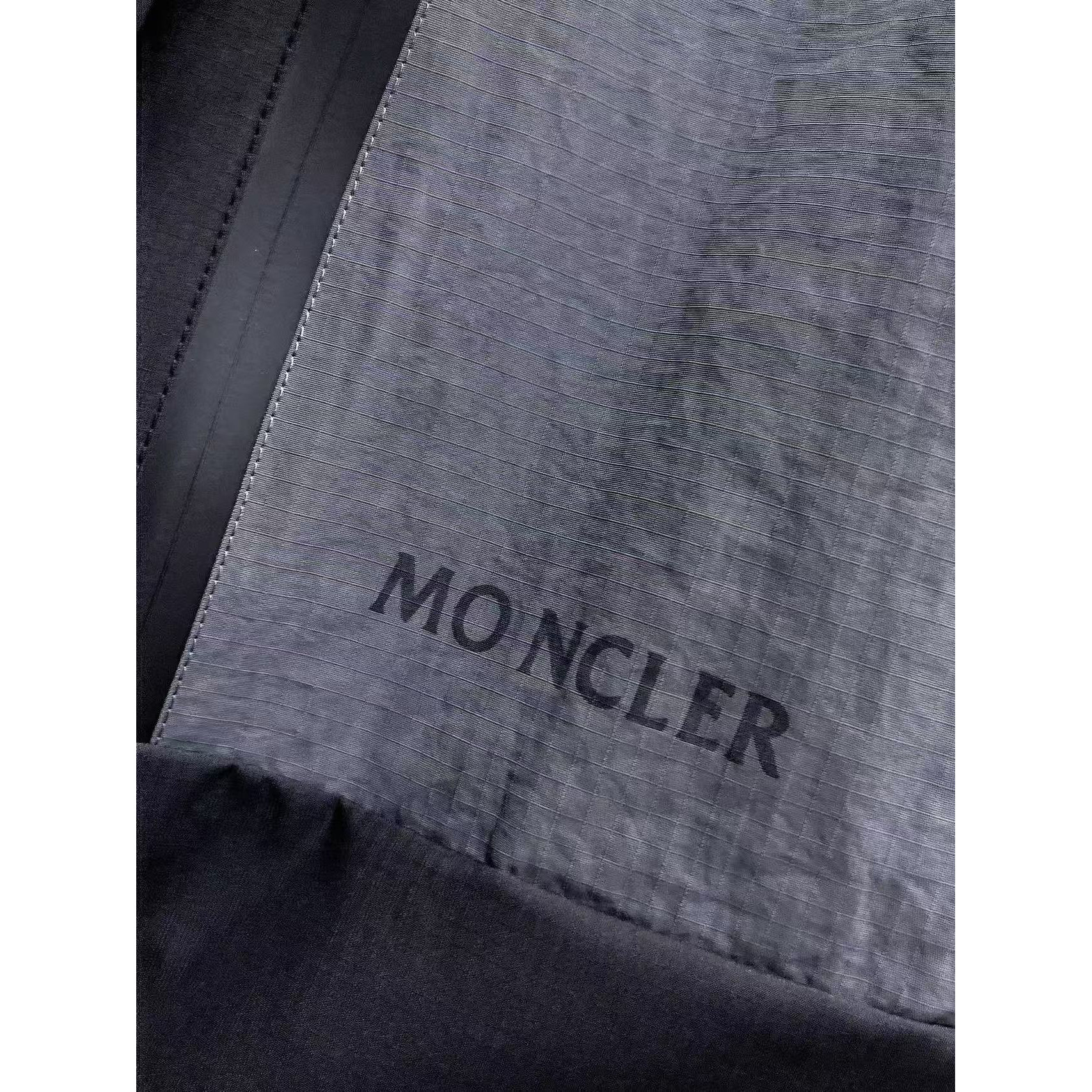 <p>MONCLER&nbsp;秋冬新款羽绒服(灰)</p>