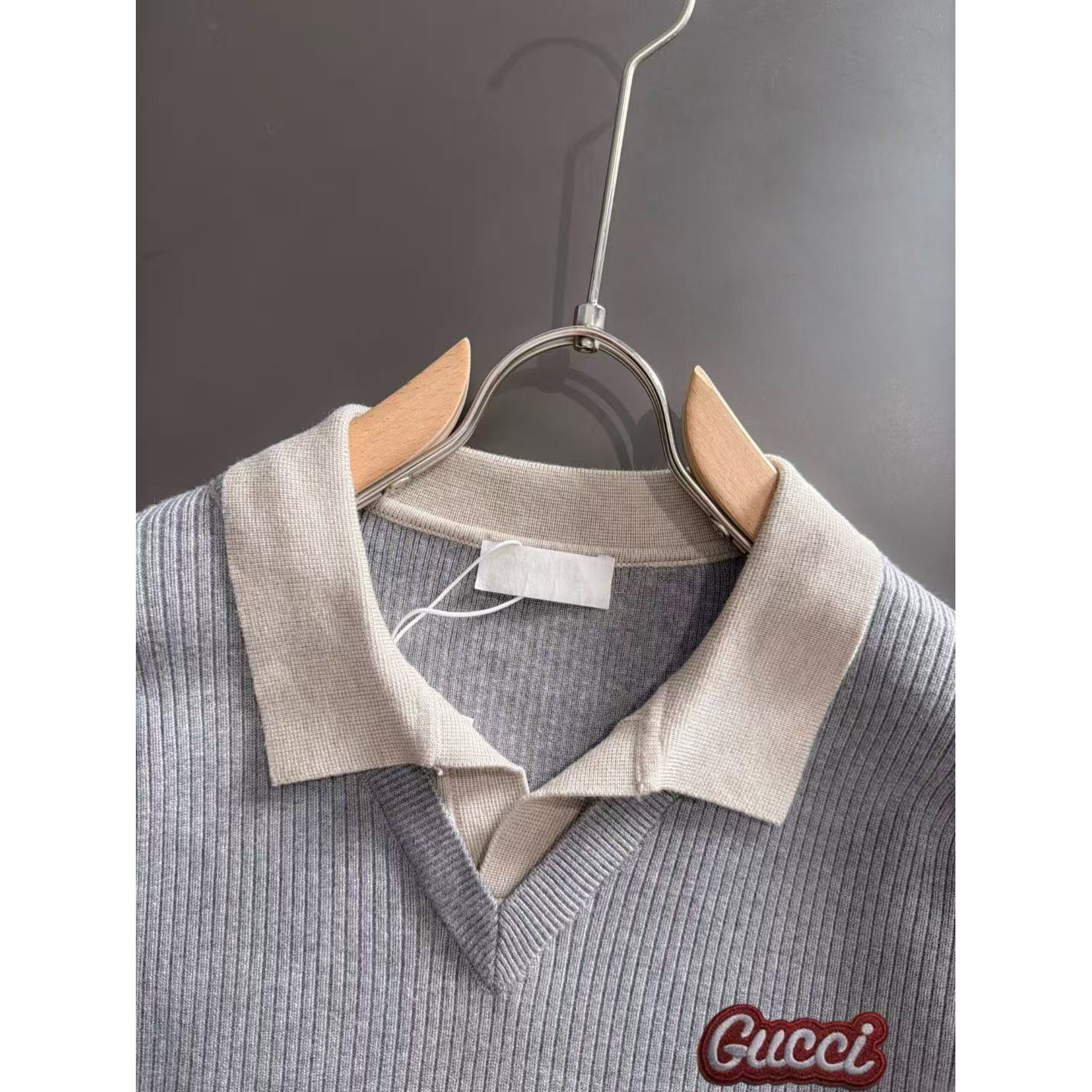 <p>GUCCI 秋冬官网最新毛衣(灰)</p>
