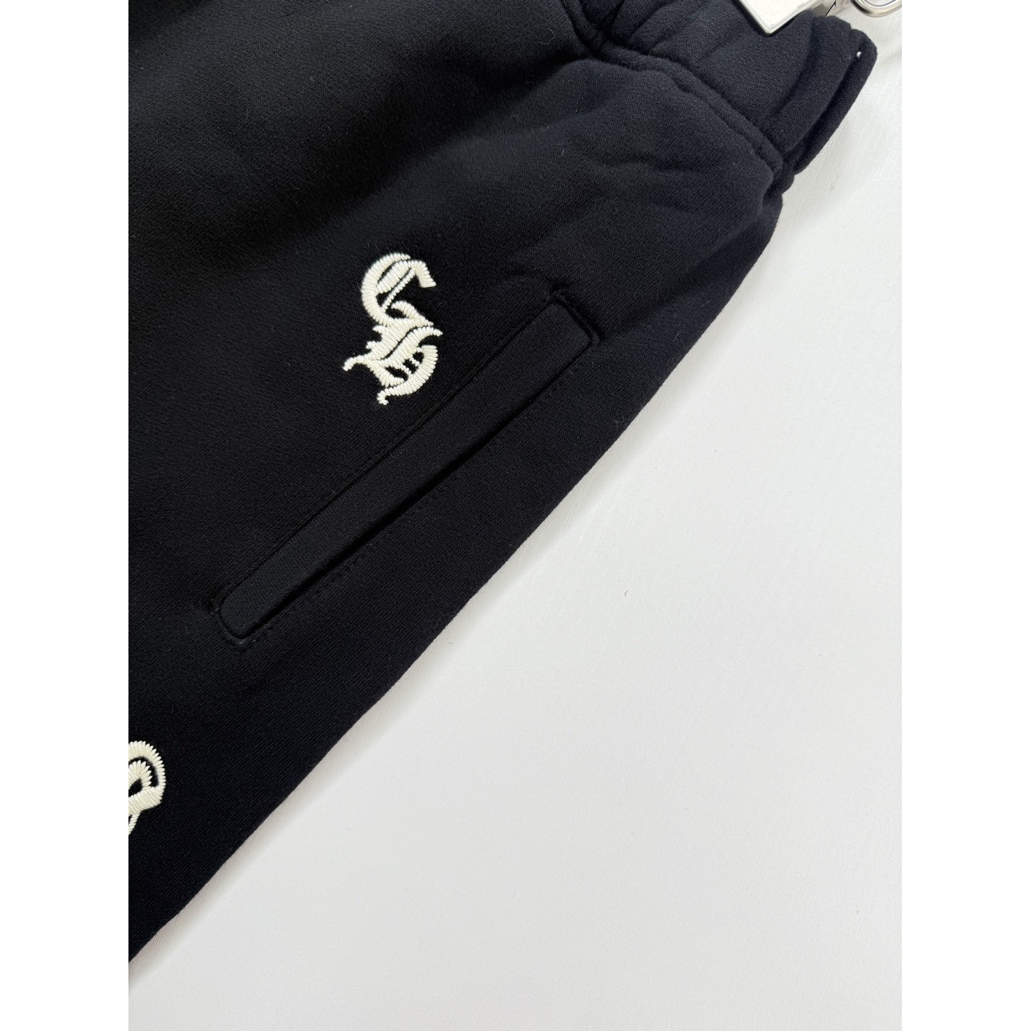 <p>CHROME HEARTS 梵文字母刺绣短裤</p>