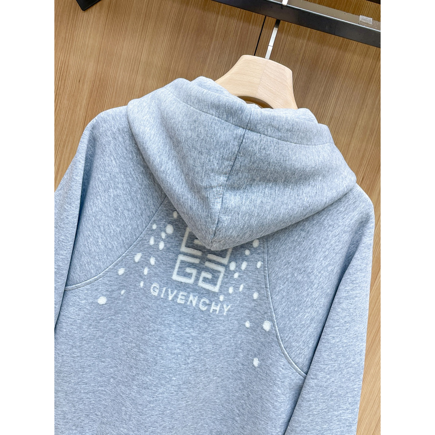 <p>GIVENCHY 套裝(淺灰)</p>