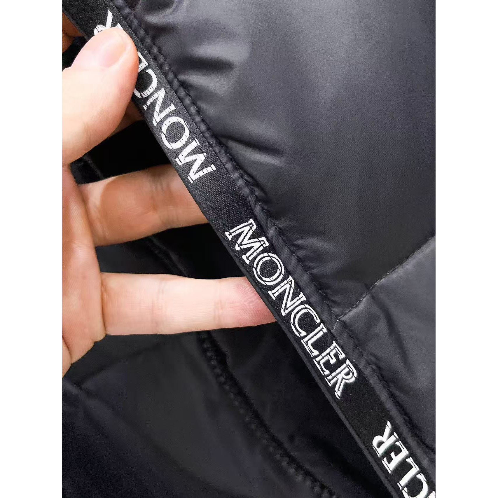 <p>MONCLER 秋冬新款羽绒服(藏青)</p>