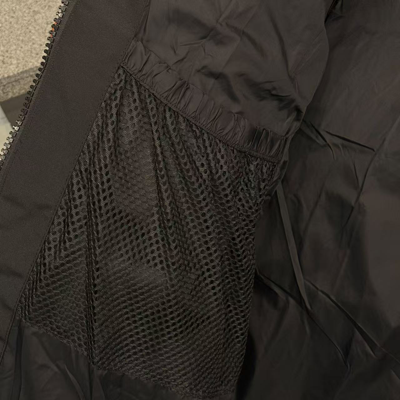 <p>Canada Goose 可拆卸兜帽全長款羽绒服(黑)</p>