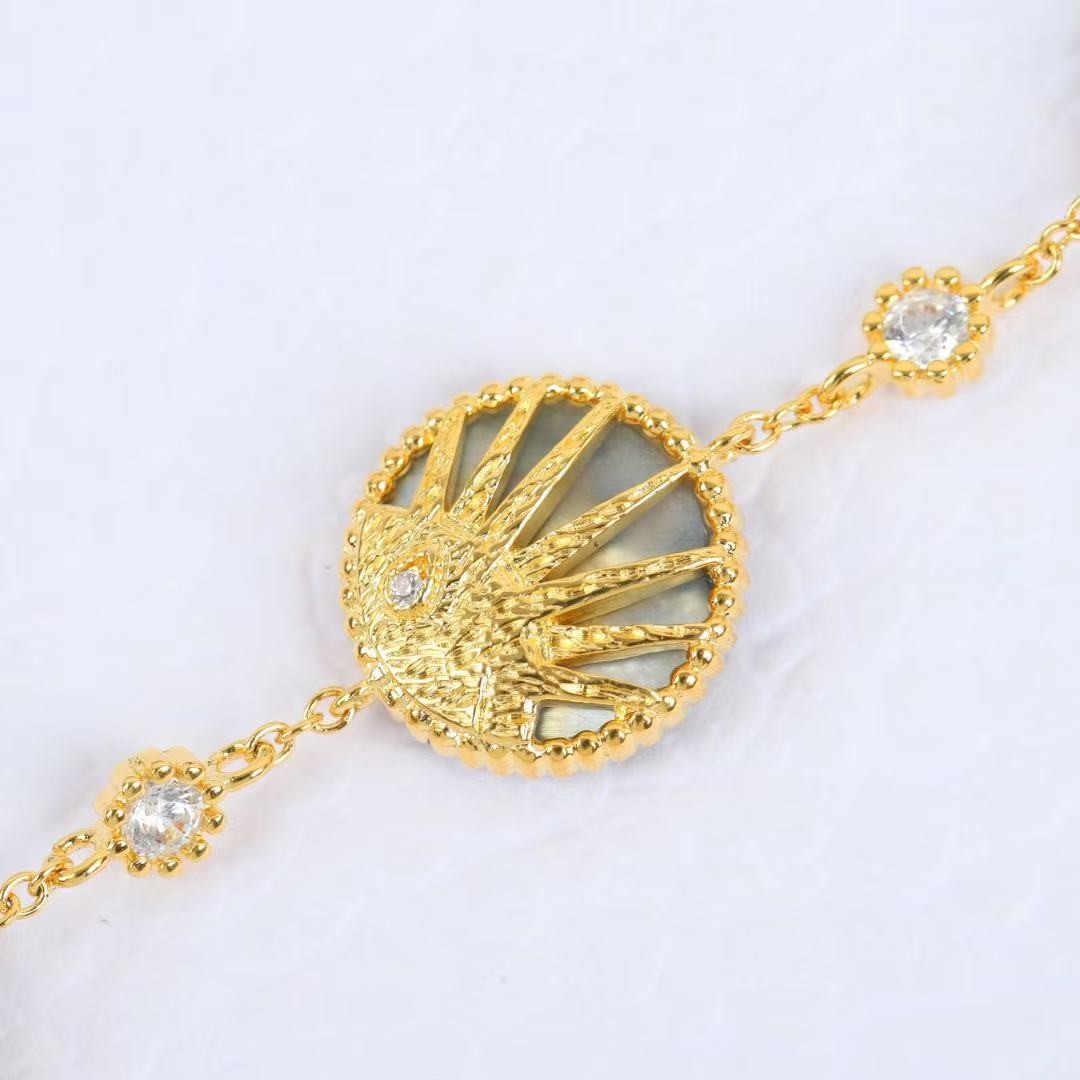 <p>DIOR&nbsp;日月星辰五花手链</p>