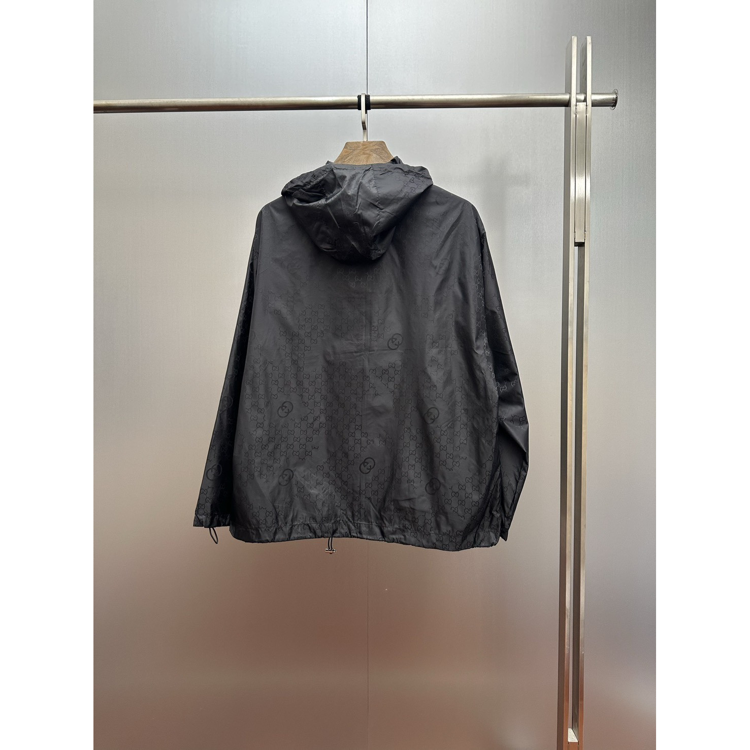 <p>GUCCI 织带Logo暗纹GG连帽防风夹克</p>