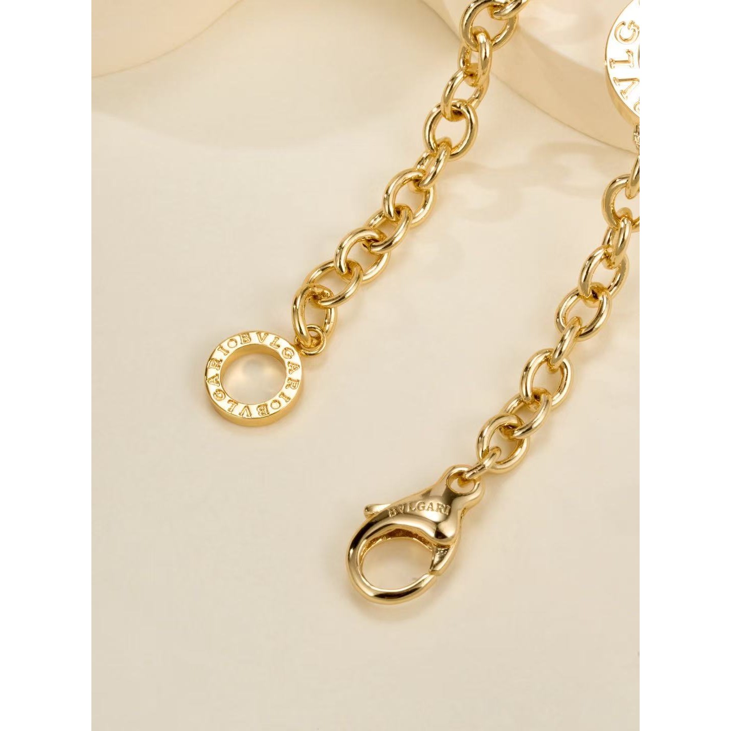 <p>Bvlgari logo钱币系列粗金色手链</p>