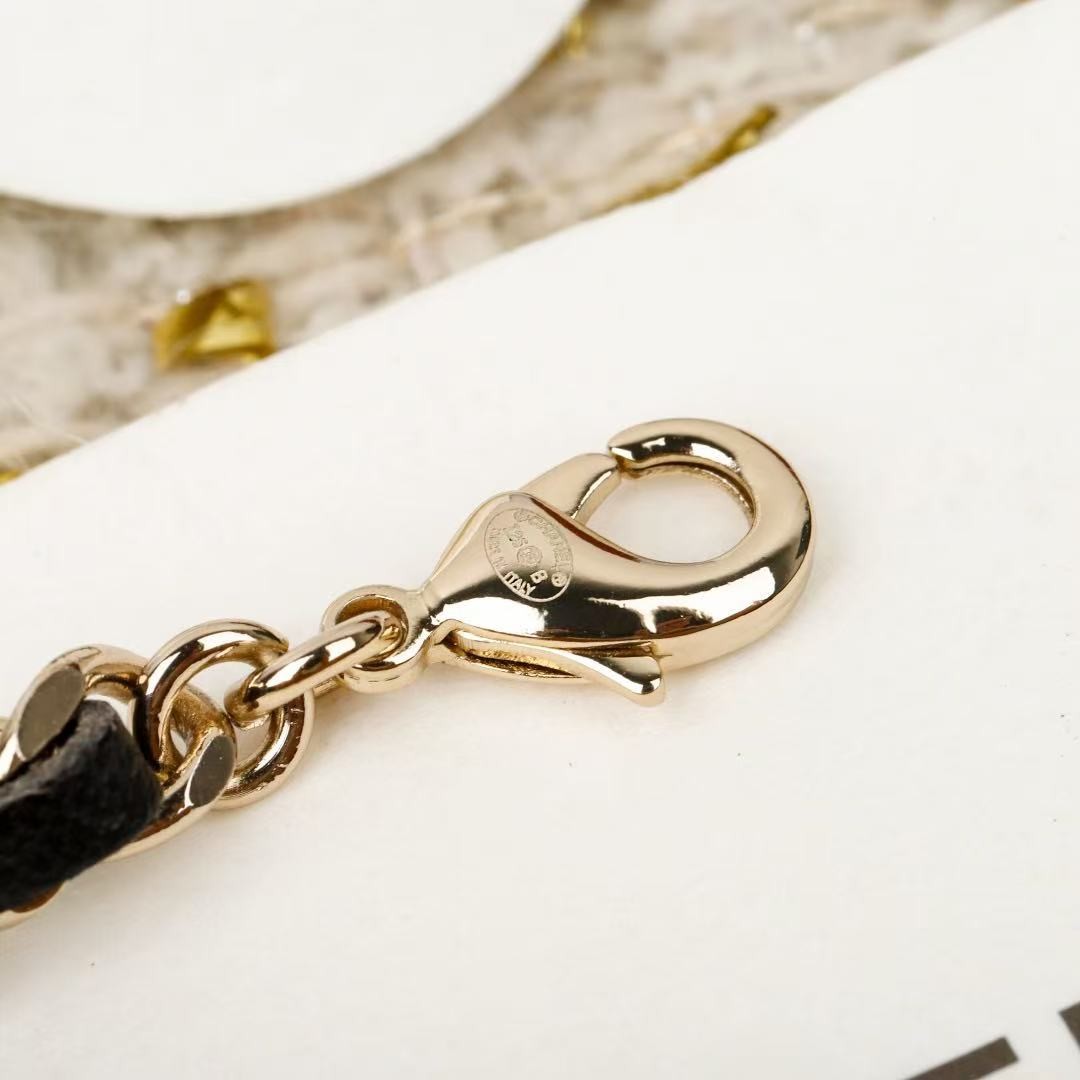 <p>CHANEL&nbsp;流苏穿皮项链</p>