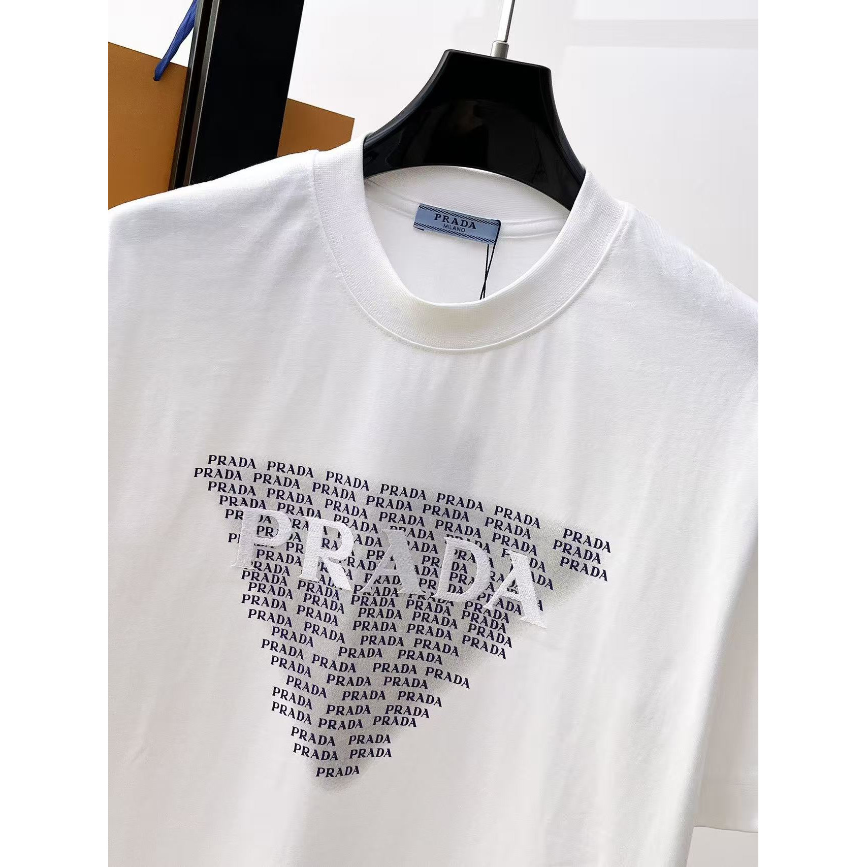 <p>PRADA 专柜新款短袖T恤(白)</p>