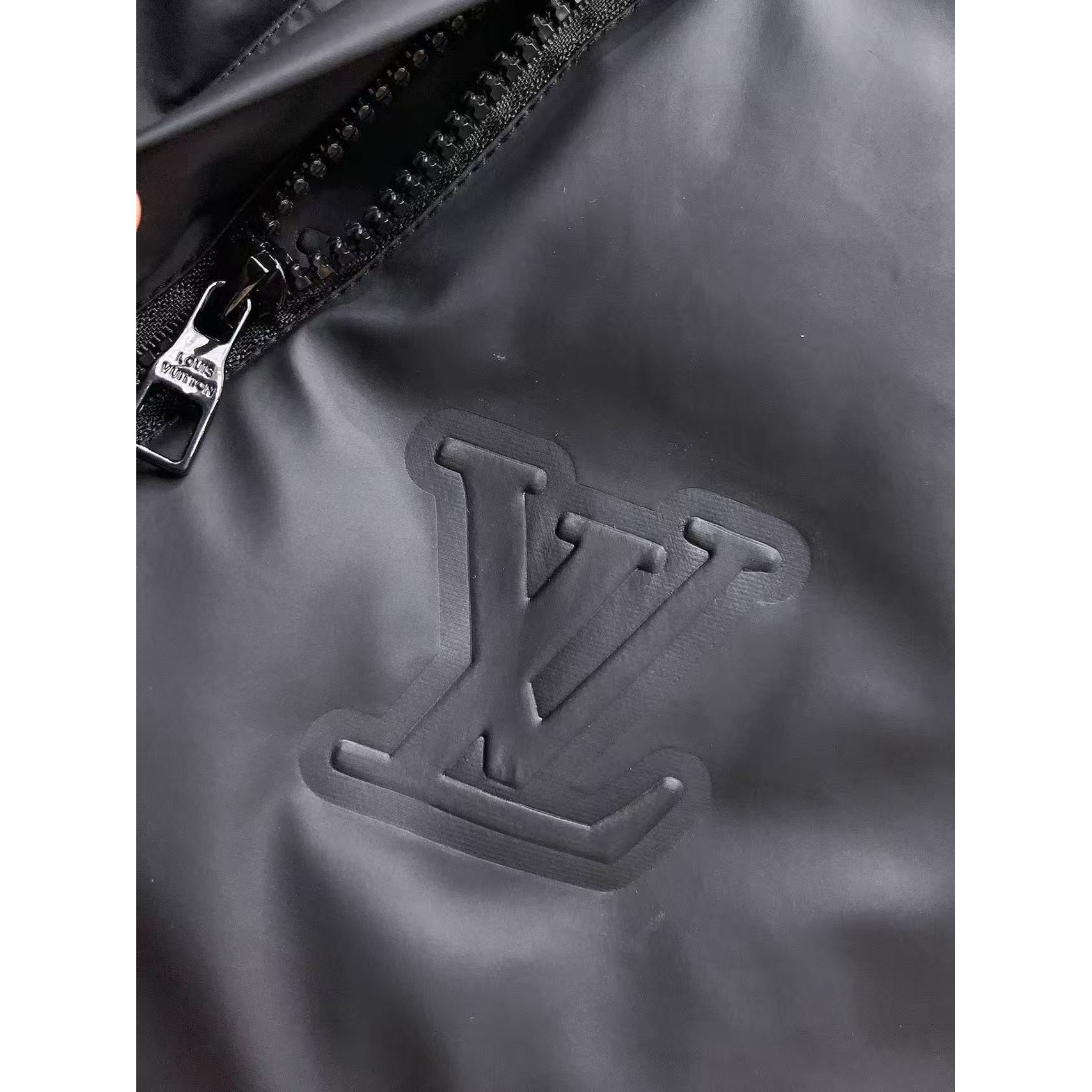 <p>LV 秋冬新款羽绒服(黑)</p>
