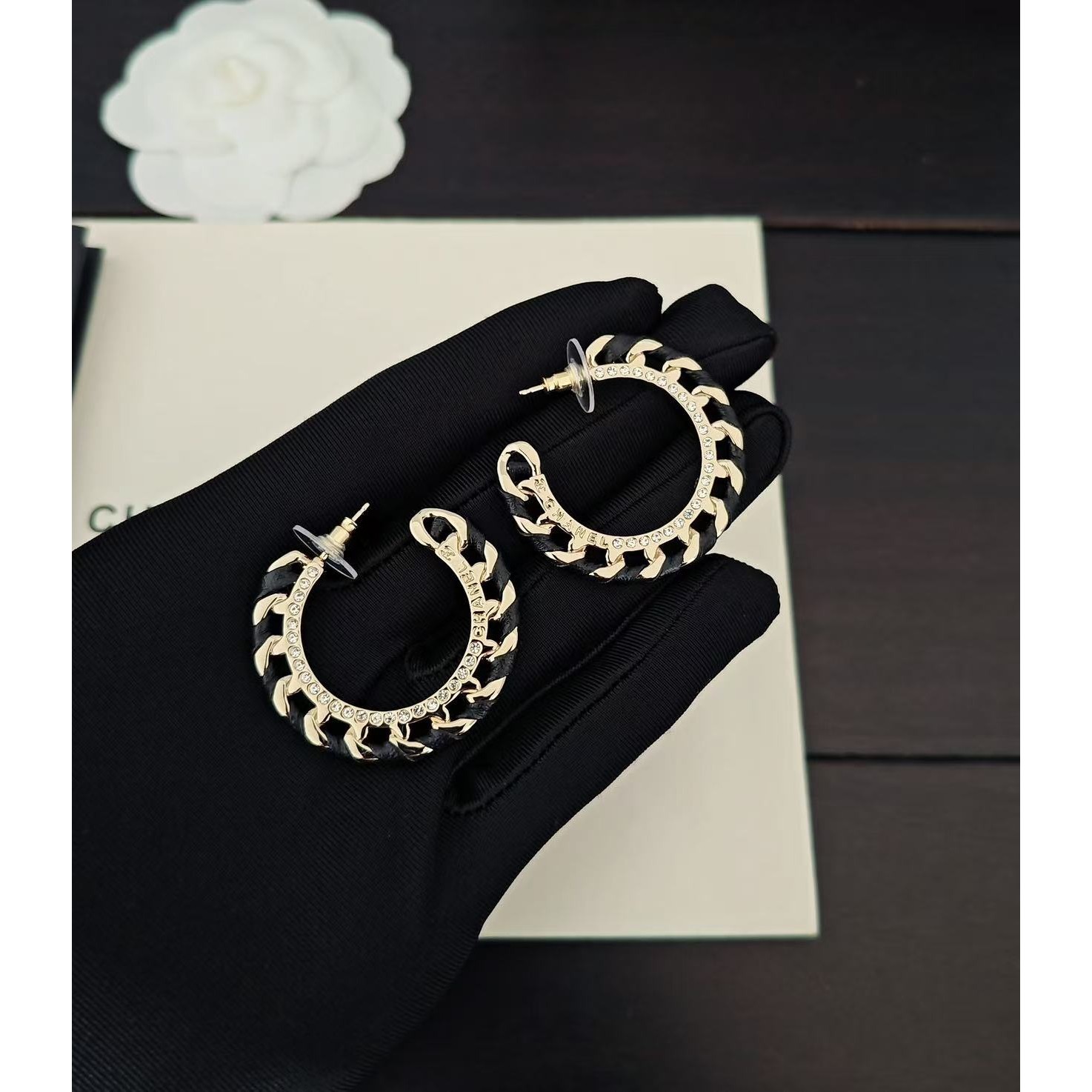 <p>CHANEL&nbsp;镂空圆形黑色皮耳钩</p>